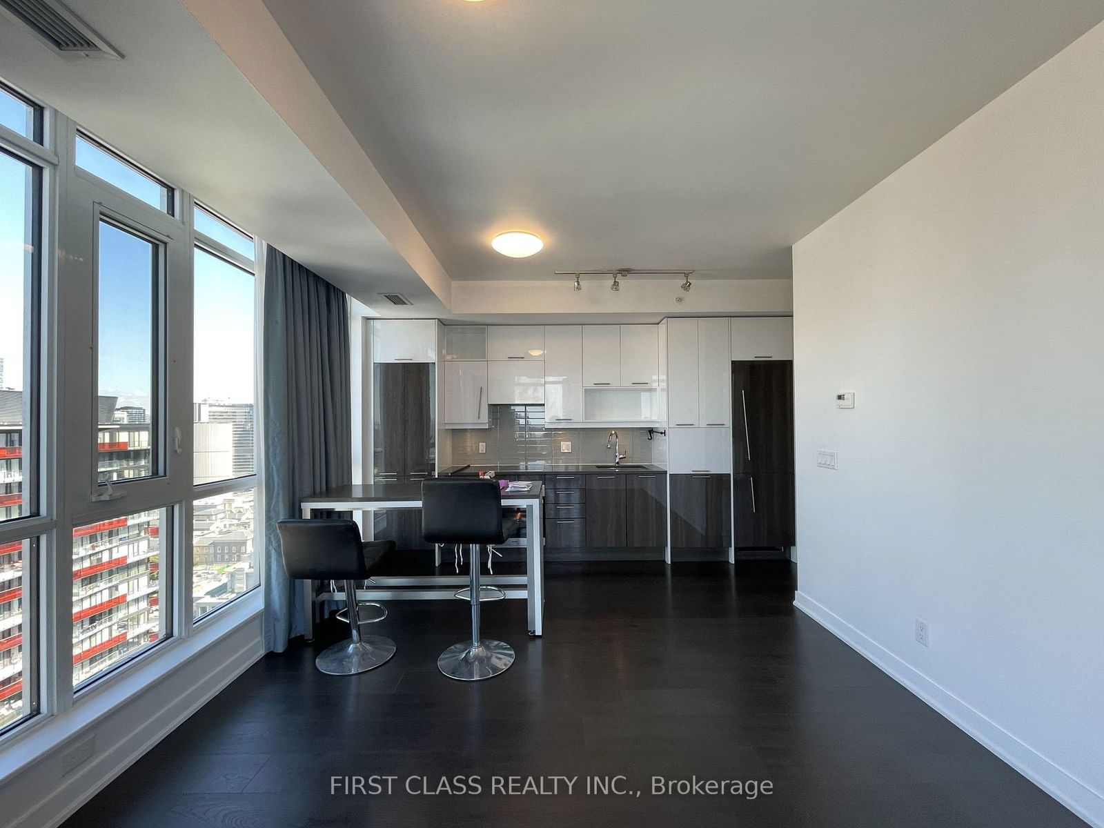 199 Richmond St W, unit 2706 for rent - image #2