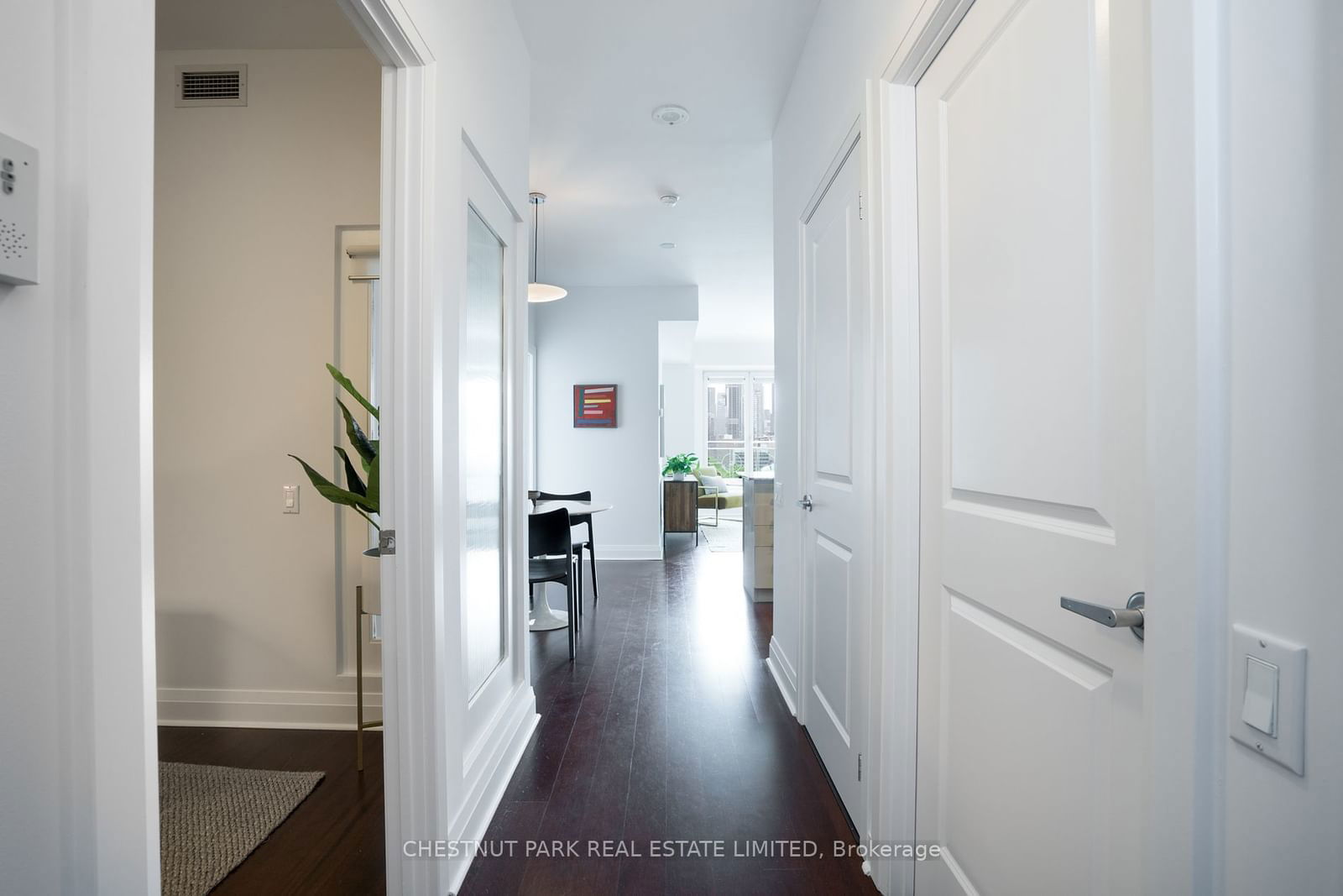 25 Scrivener Sq, unit 810 for rent - image #2