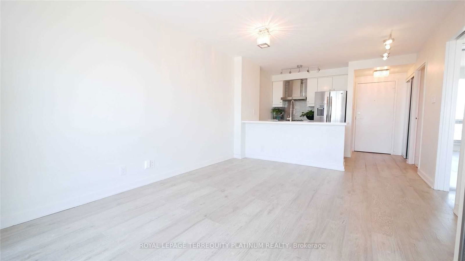 10 Yonge St, unit 2009 for rent - image #2