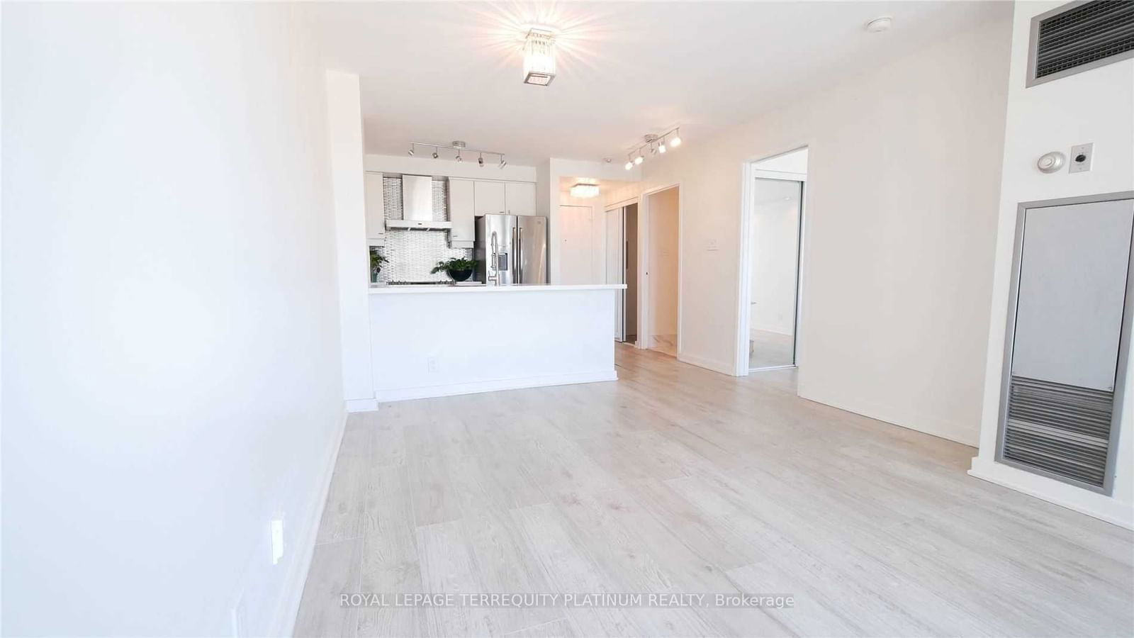 10 Yonge St, unit 2009 for rent - image #3