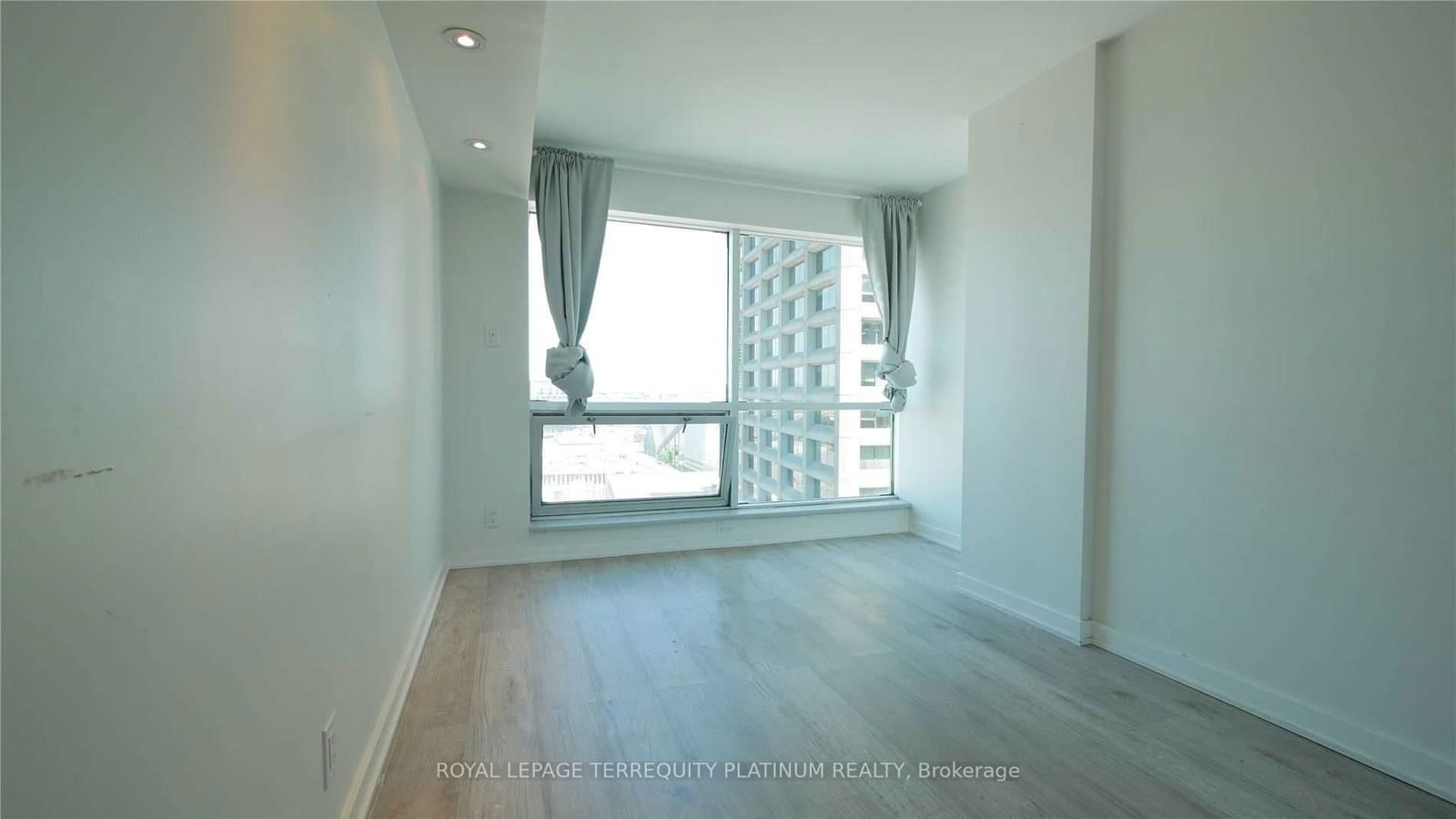 10 Yonge St, unit 2009 for rent - image #4