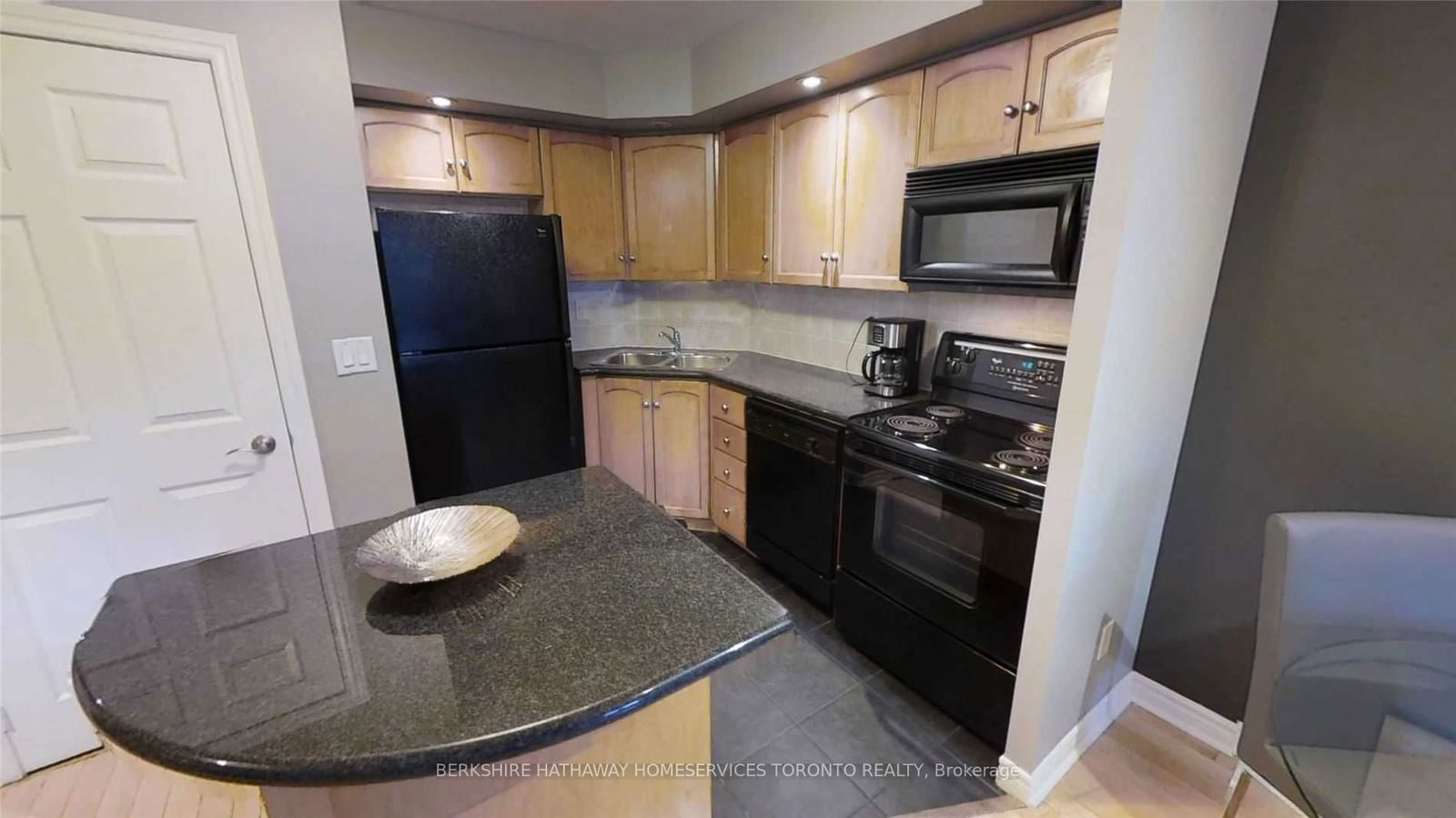 250 Wellington St W, unit 830 for rent - image #7