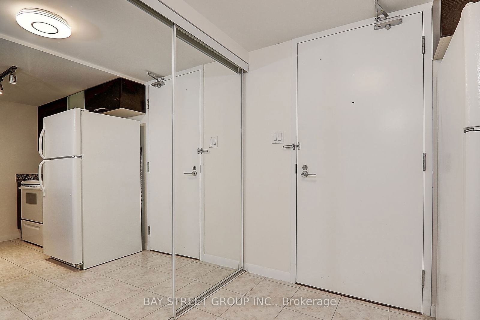 37 Grosvenor St, unit 306 for sale - image #3