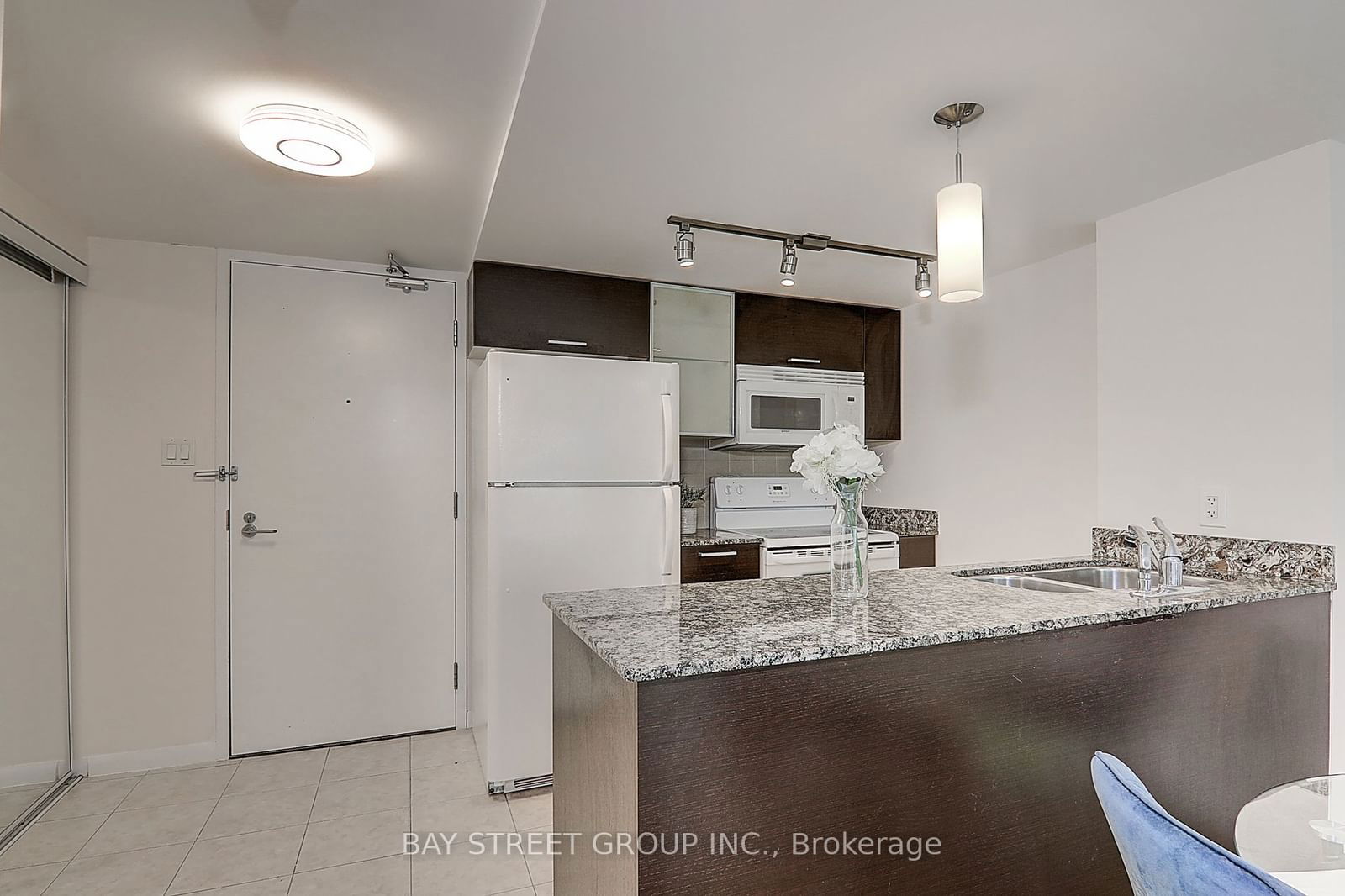 37 Grosvenor St, unit 306 for sale - image #4