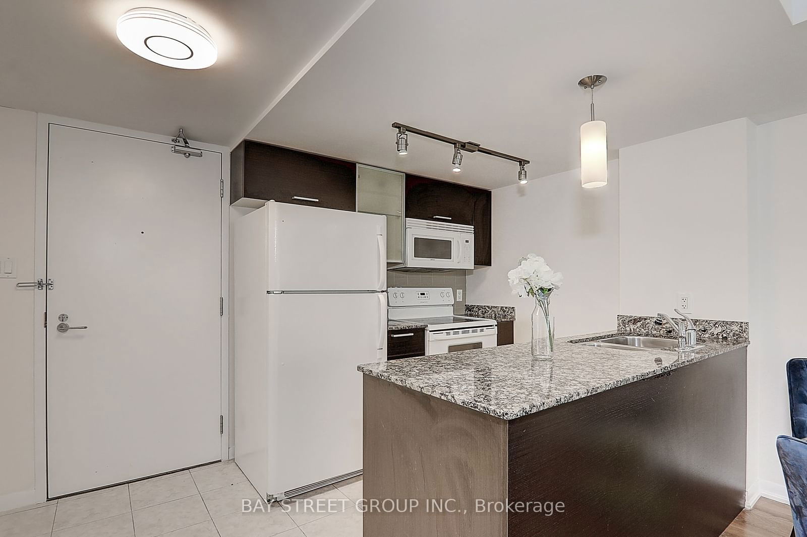 37 Grosvenor St, unit 306 for sale - image #5