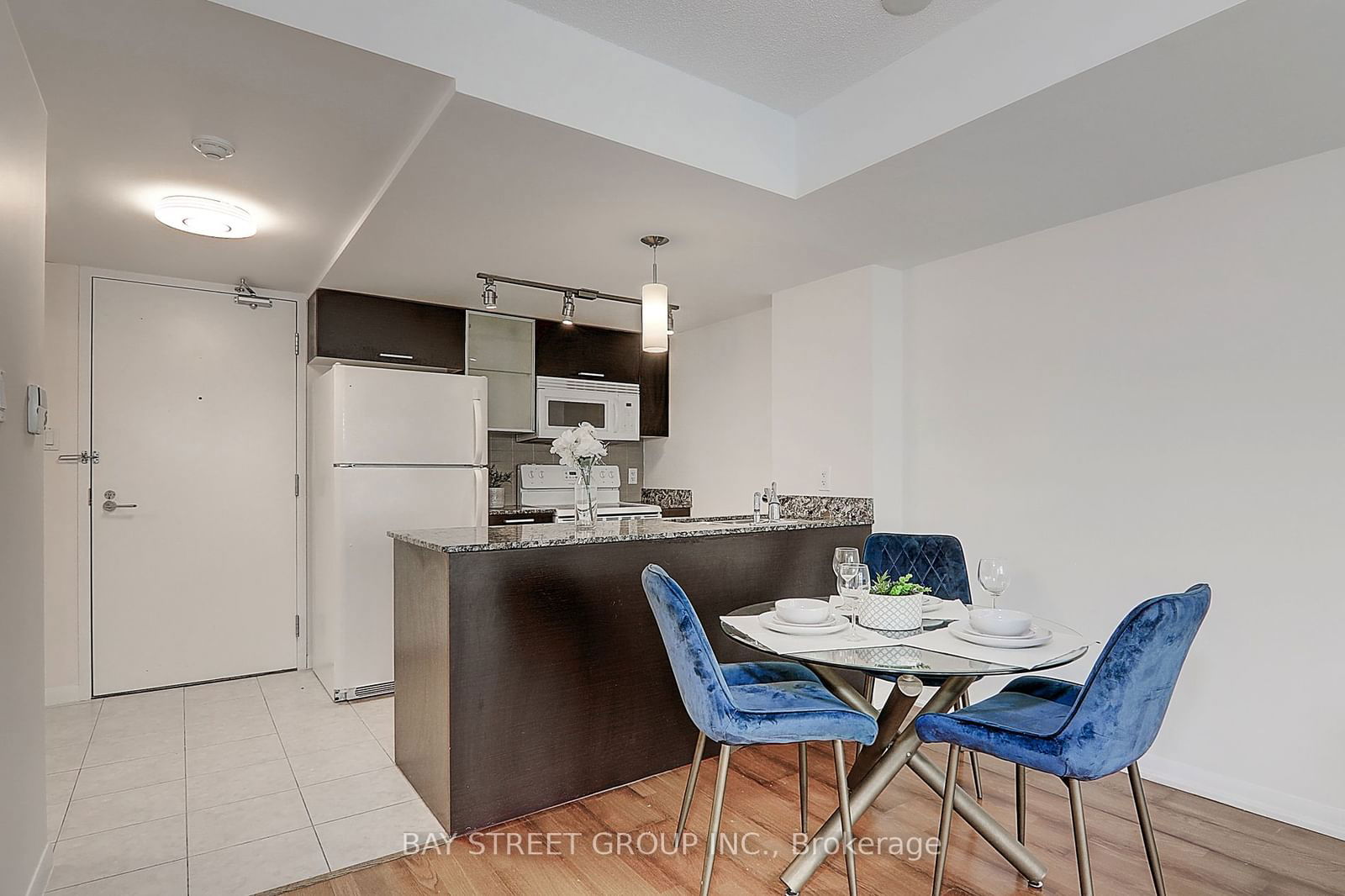 37 Grosvenor St, unit 306 for sale - image #9