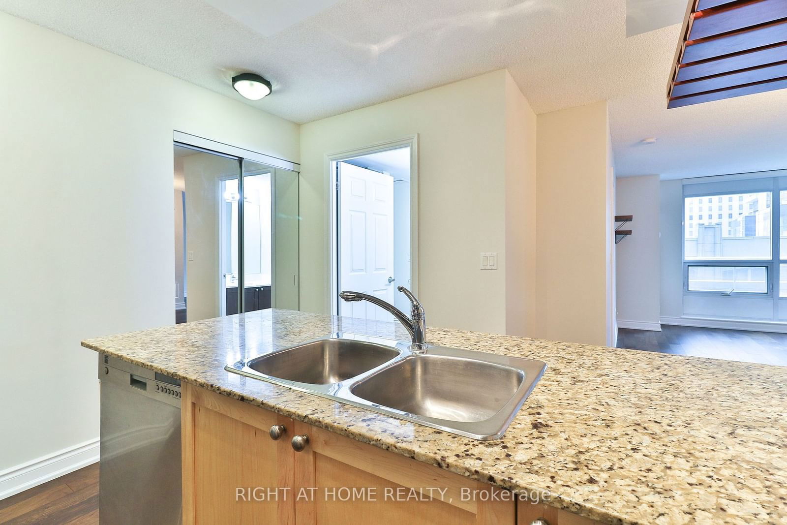 761 Bay St, unit 304 for rent - image #9