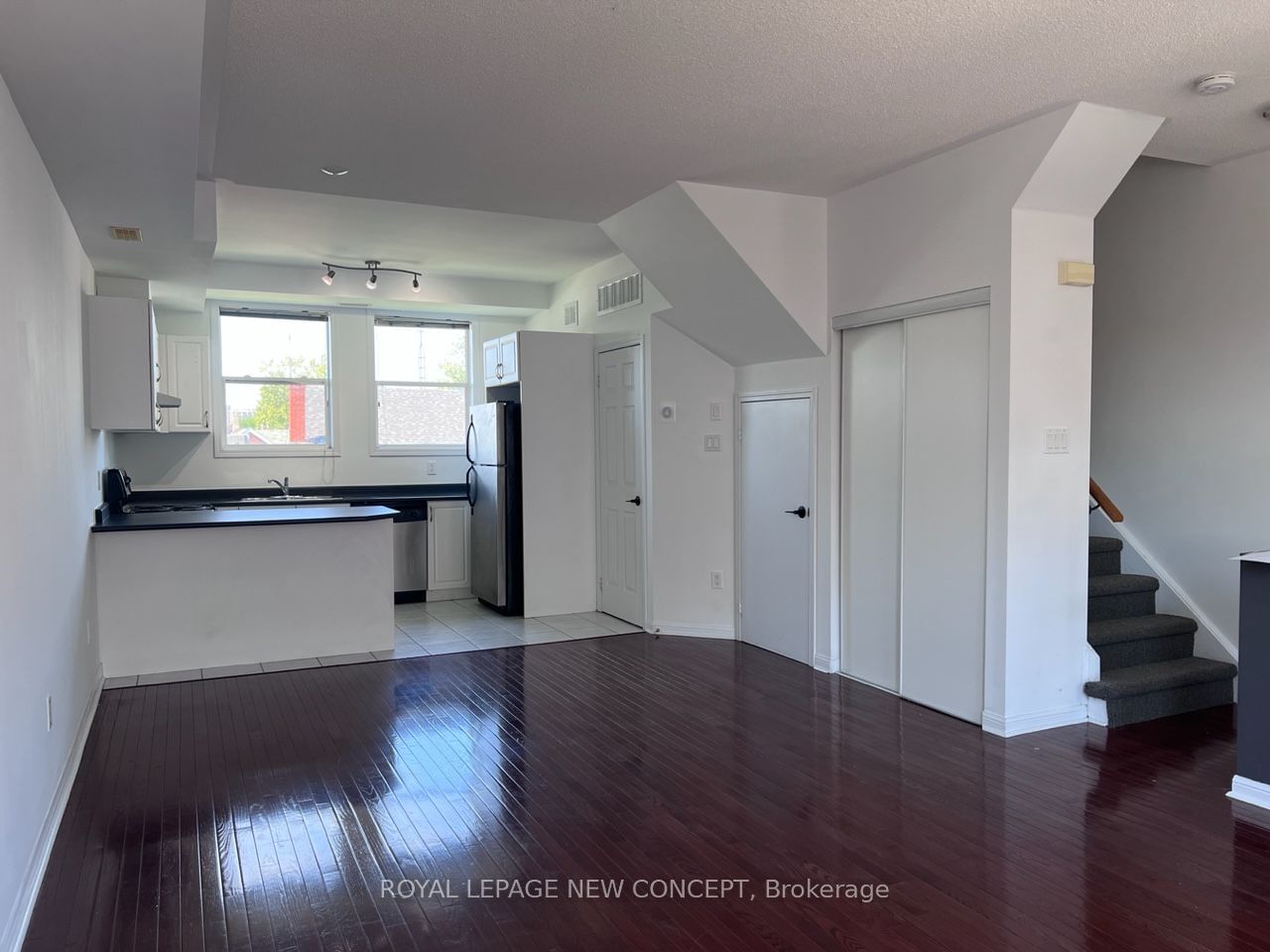 55 Halton St, unit 203 for rent - image #4