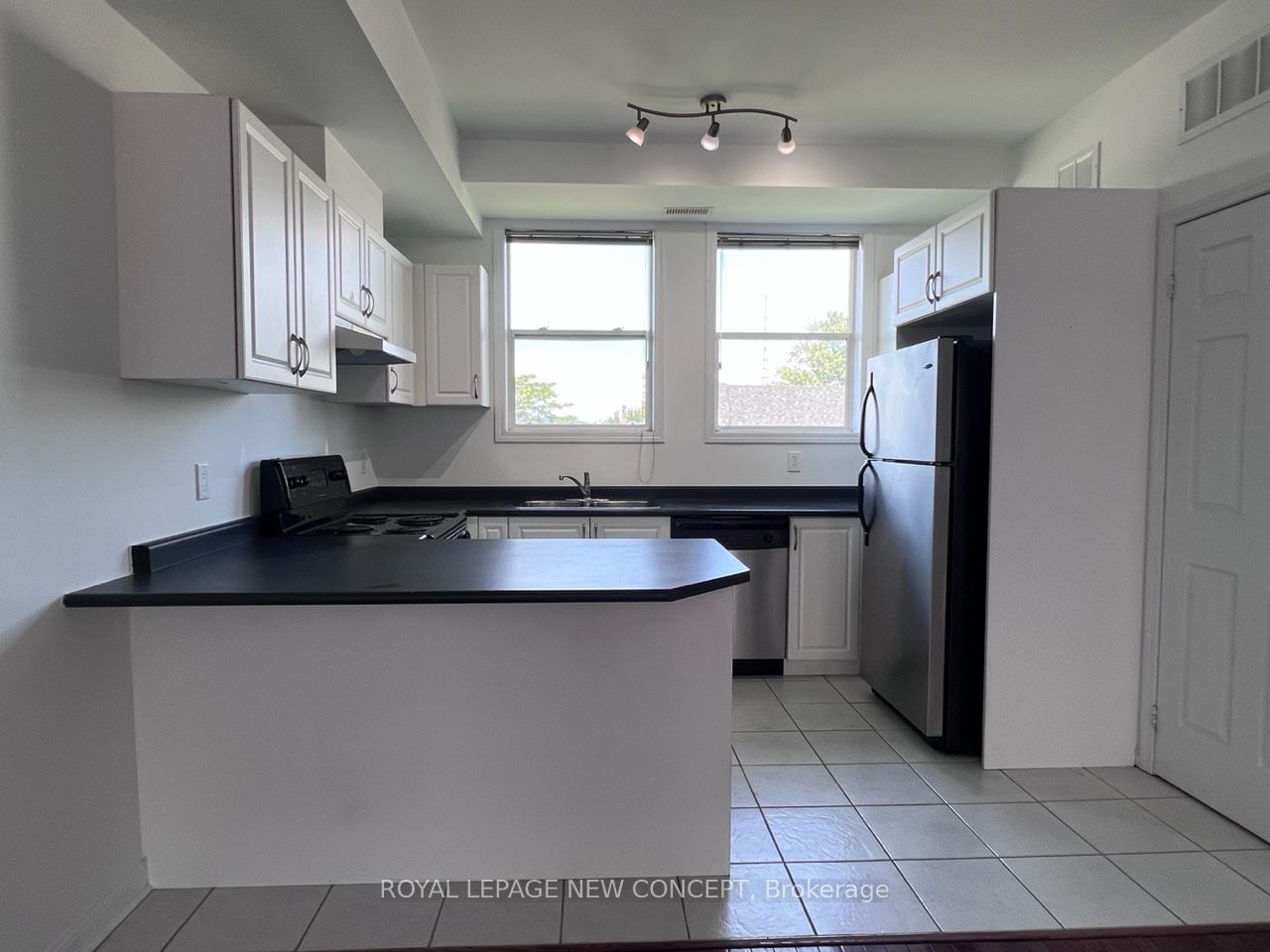 55 Halton St, unit 203 for rent - image #7