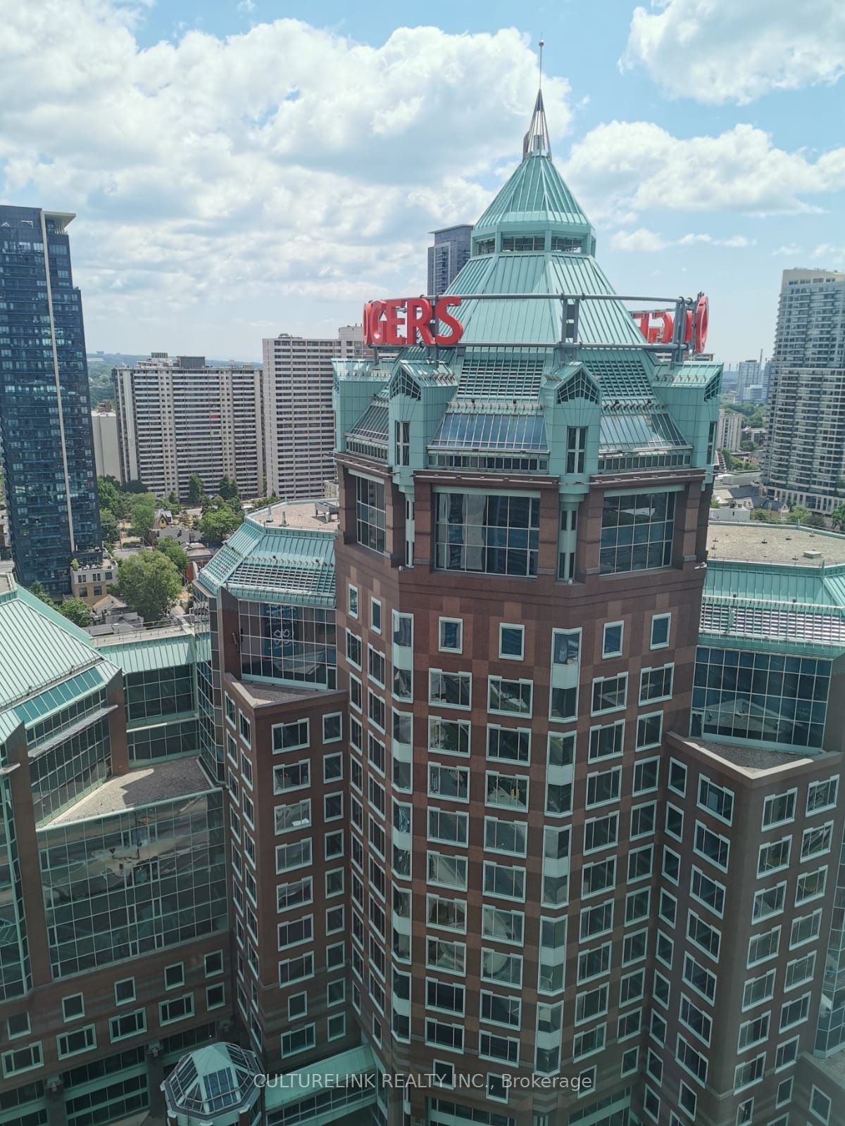 110 Charles St E, unit 2608 for rent