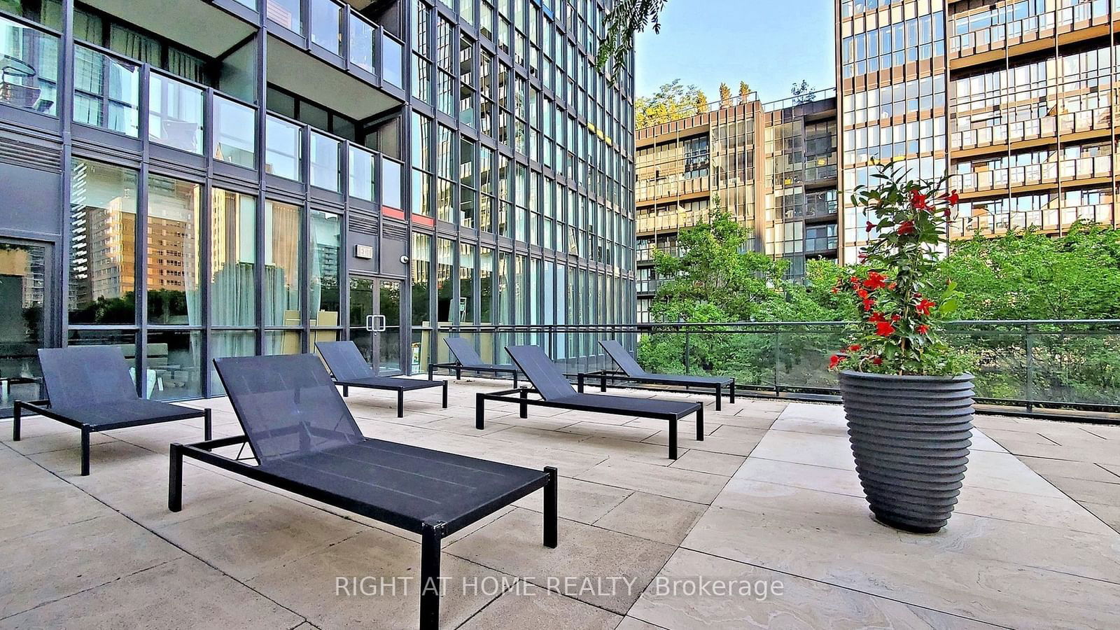 110 Charles St E, unit 903 for rent - image #39