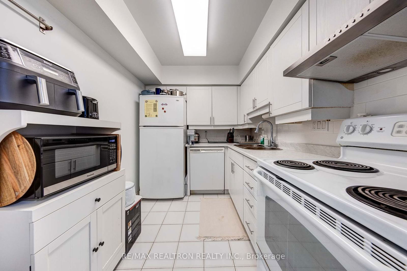 30 Greenfield Ave, unit 1415 for sale - image #7