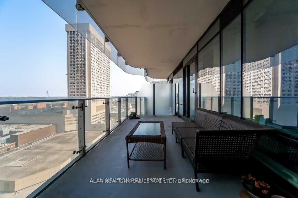 1 Bloor St E, unit 1611 for rent