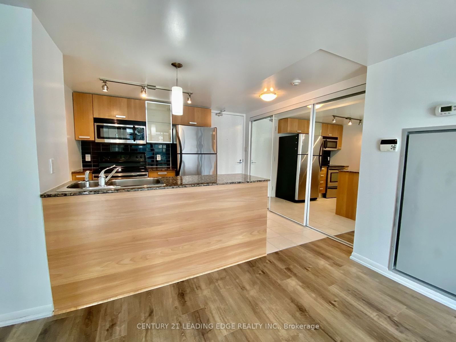 37 Grosvenor St, unit 1401 for rent - image #2