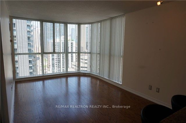 736 Bay St, unit 1812 for rent