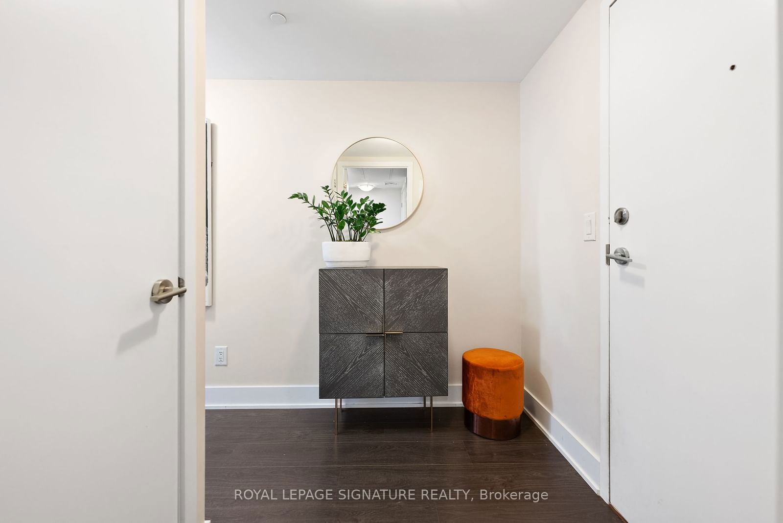 508 Wellington St W, unit 204 for sale - image #2