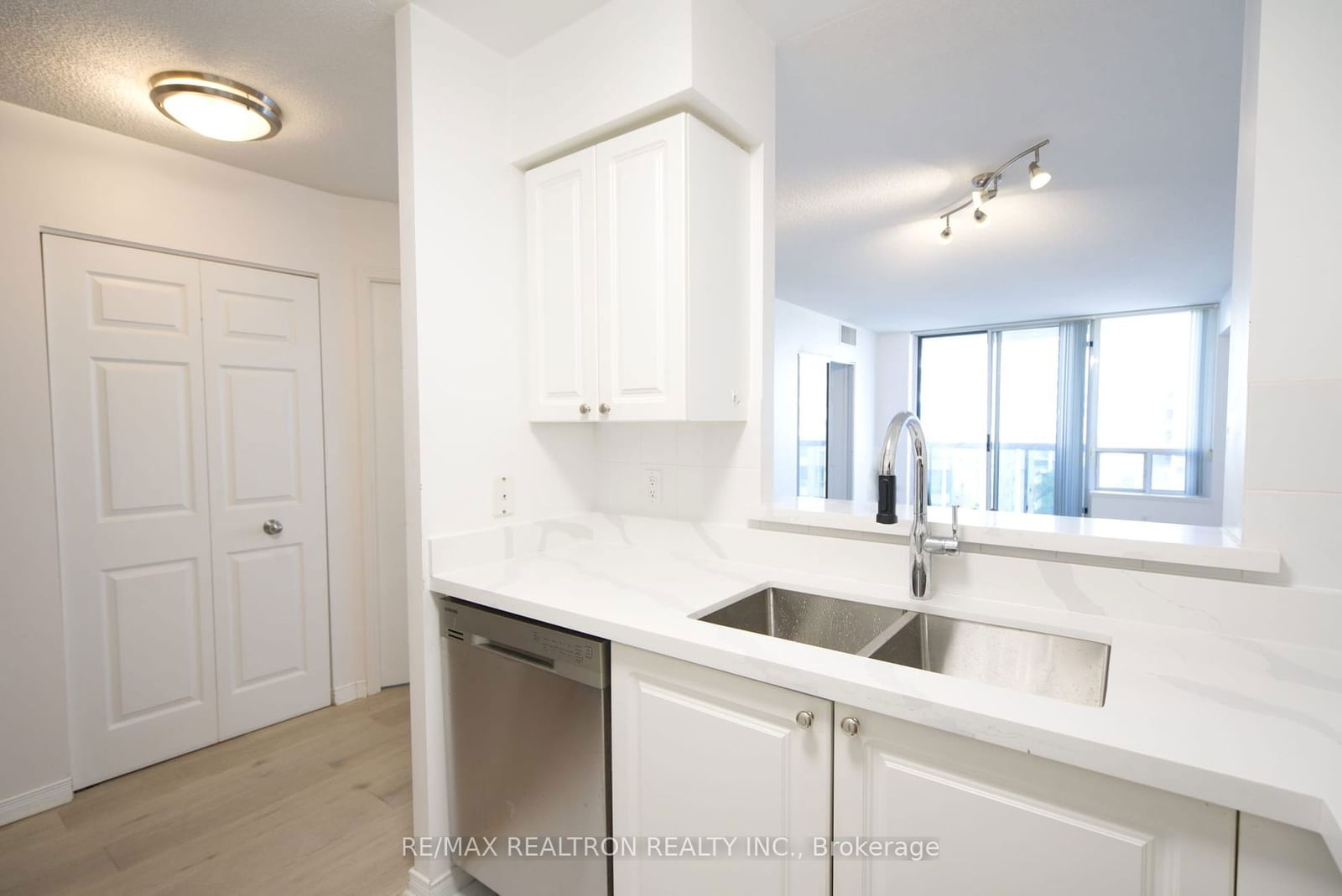 35 Finch Ave E, unit 903 for rent - image #2