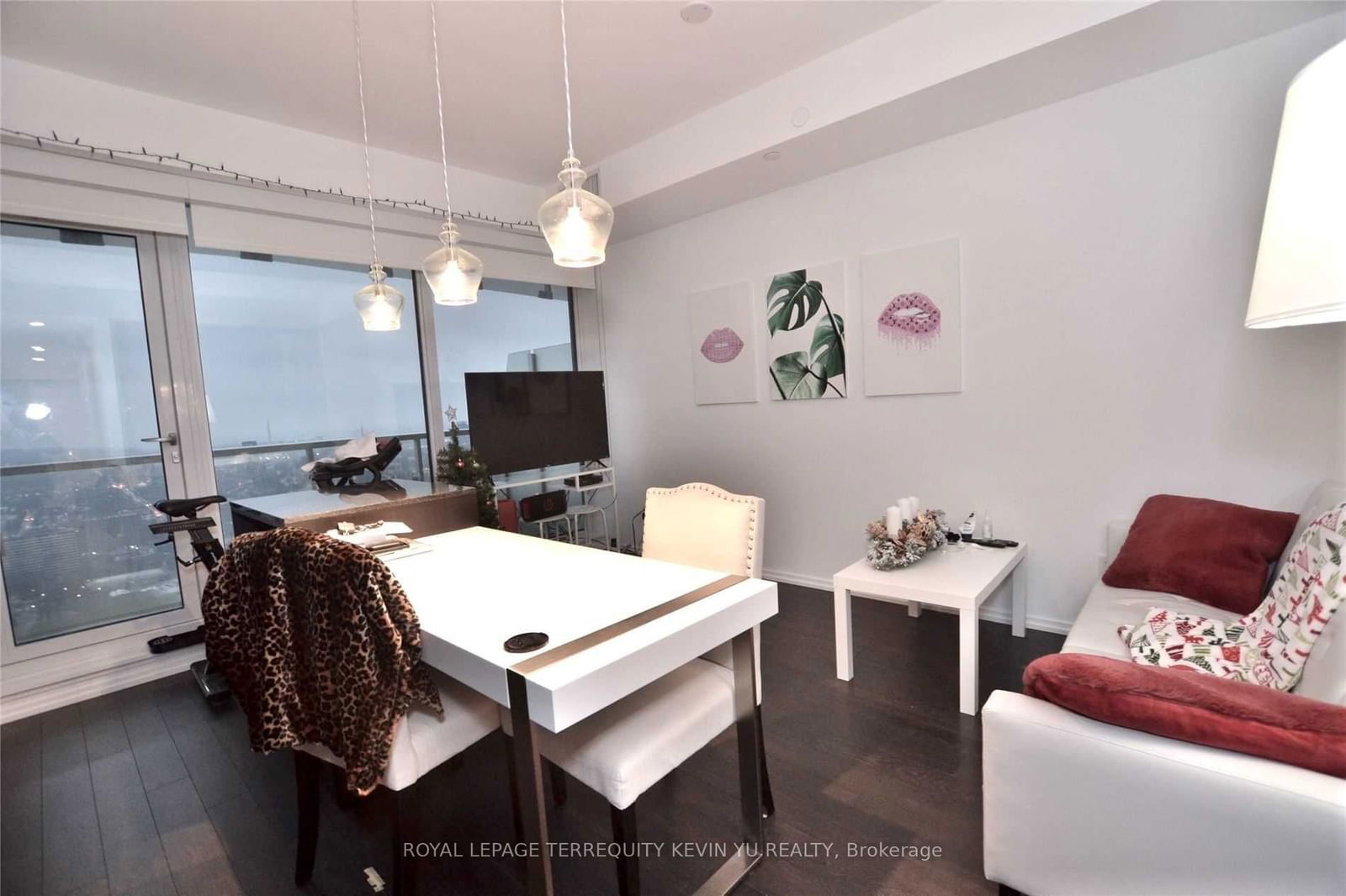 197 Yonge St, unit 4004 for rent - image #4