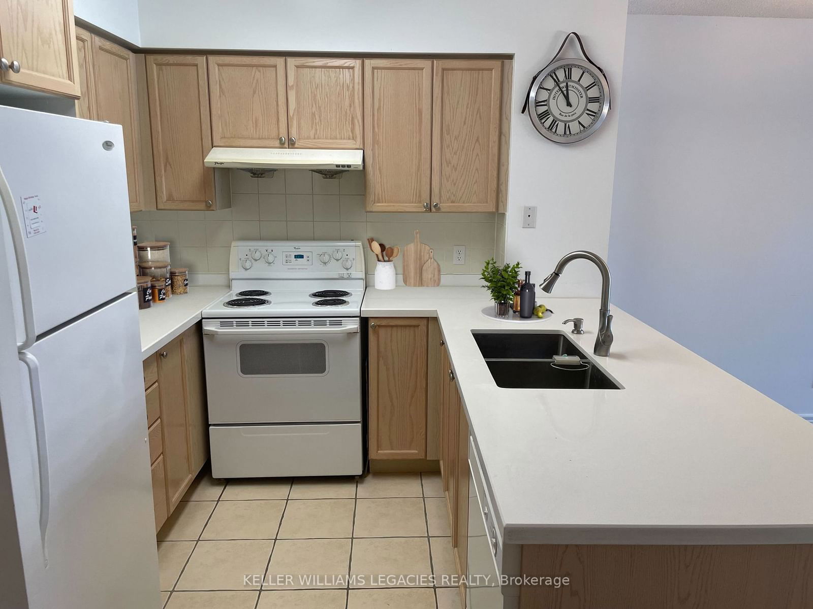 18 Parkview Ave, unit 702 for rent - image #2