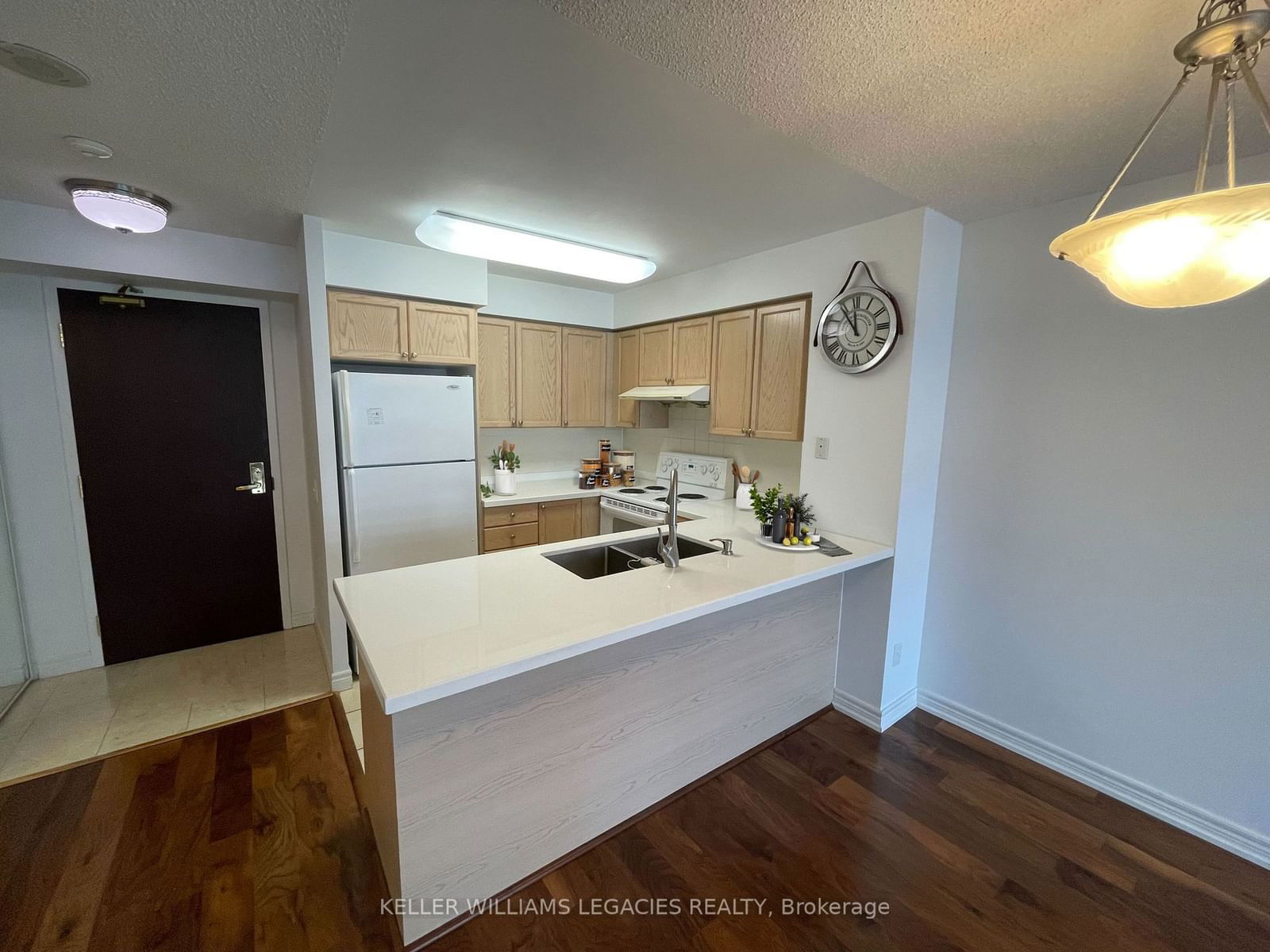 18 Parkview Ave, unit 702 for rent - image #3