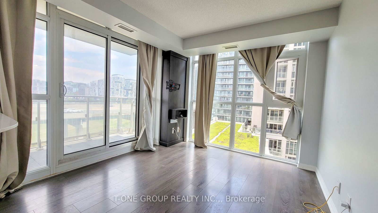 35 Bastion St, unit 1119 for rent - image #2