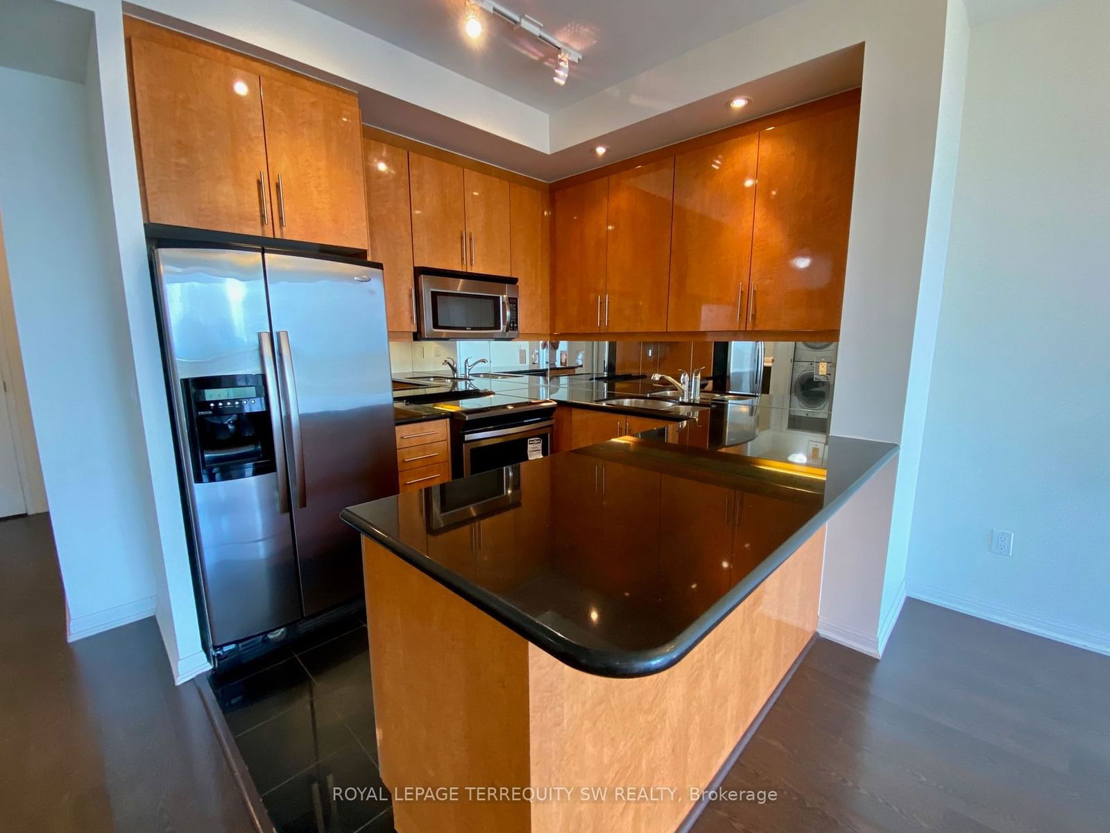 628 Fleet St, unit 831 for rent - image #2