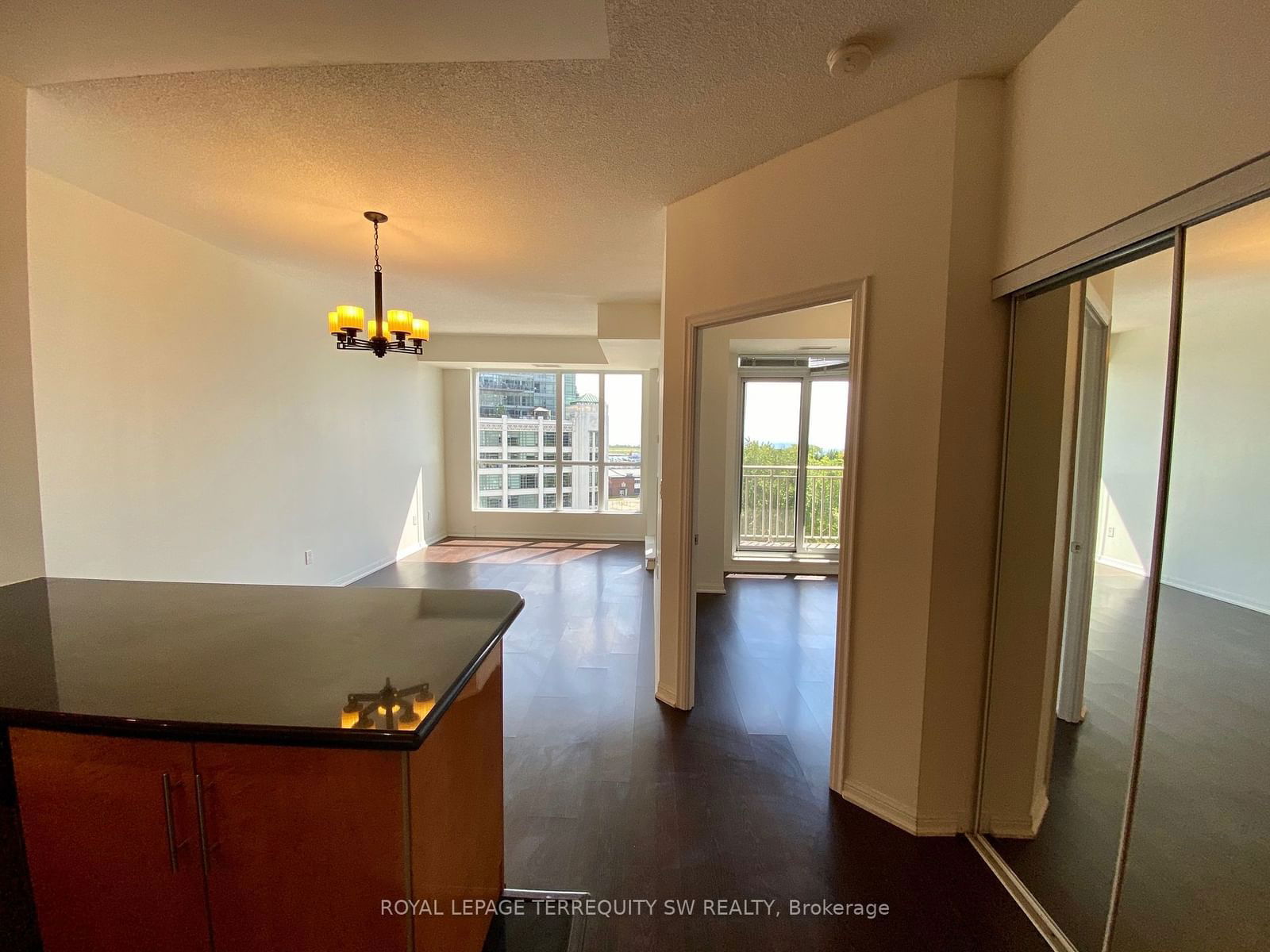 628 Fleet St, unit 831 for rent - image #4