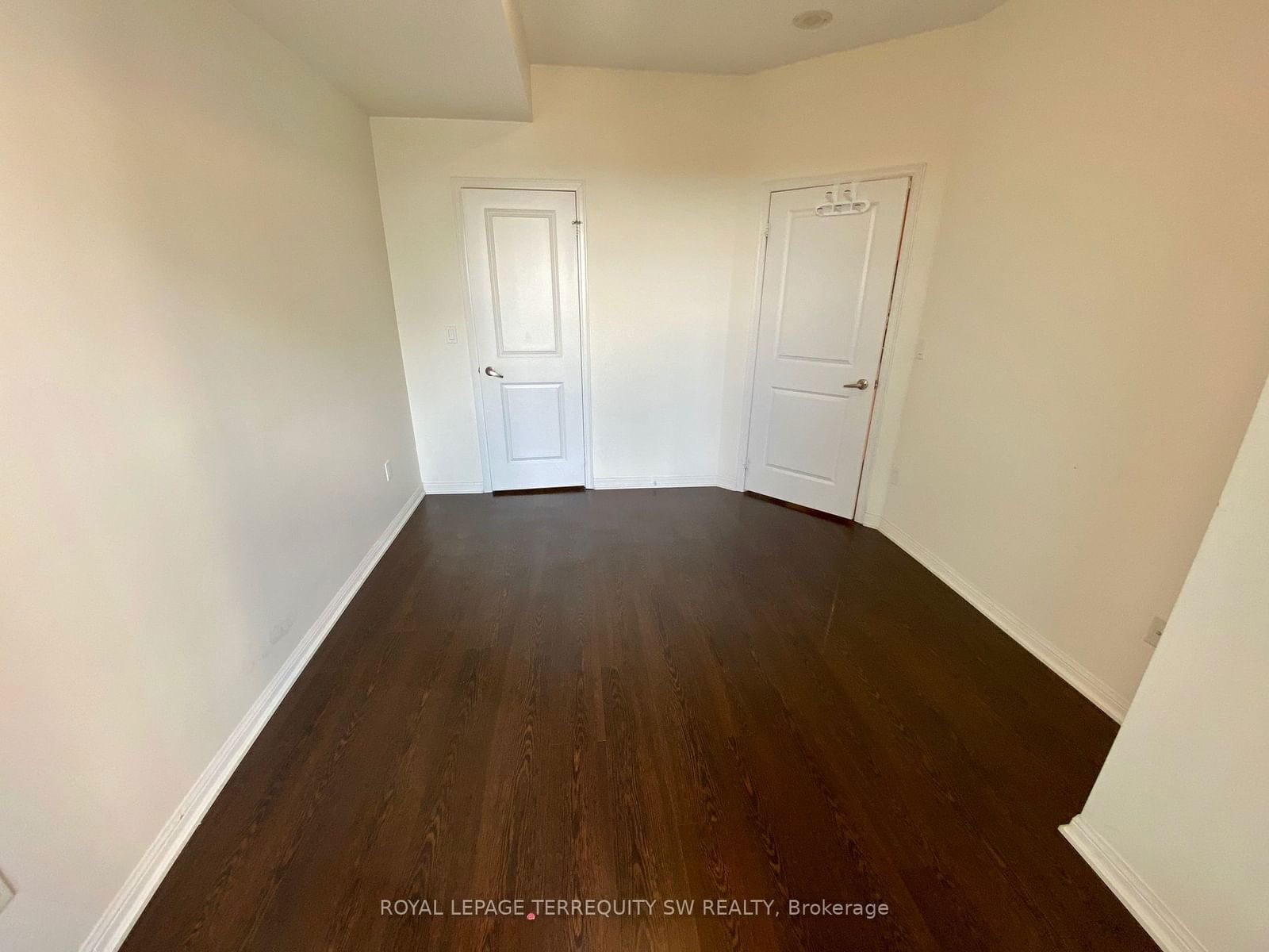 628 Fleet St, unit 831 for rent - image #6