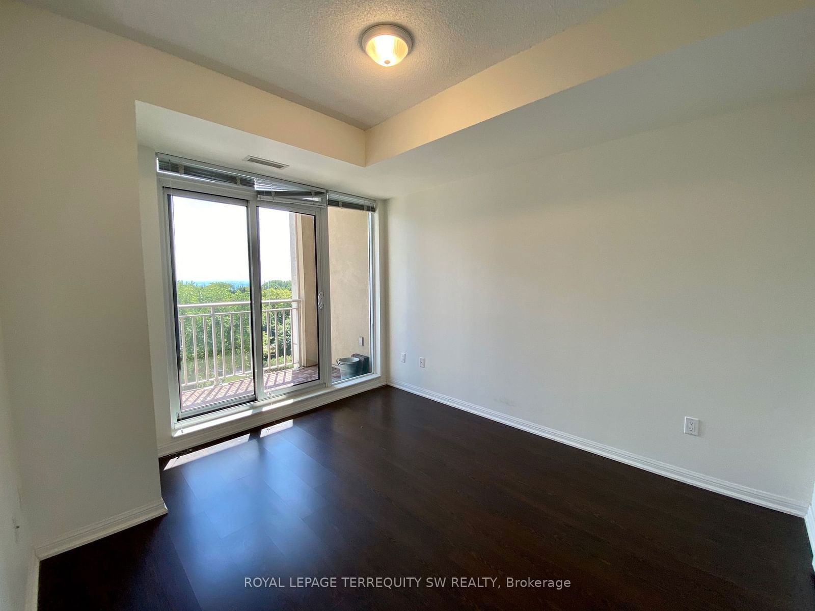 628 Fleet St, unit 831 for rent - image #7