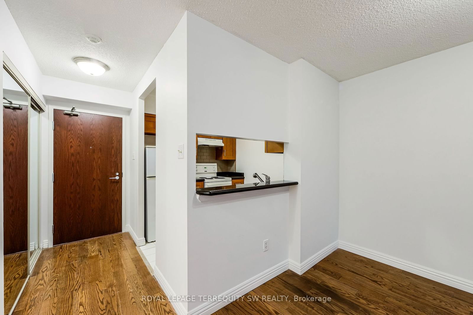 1055 Bay St, unit 407 for sale - image #16