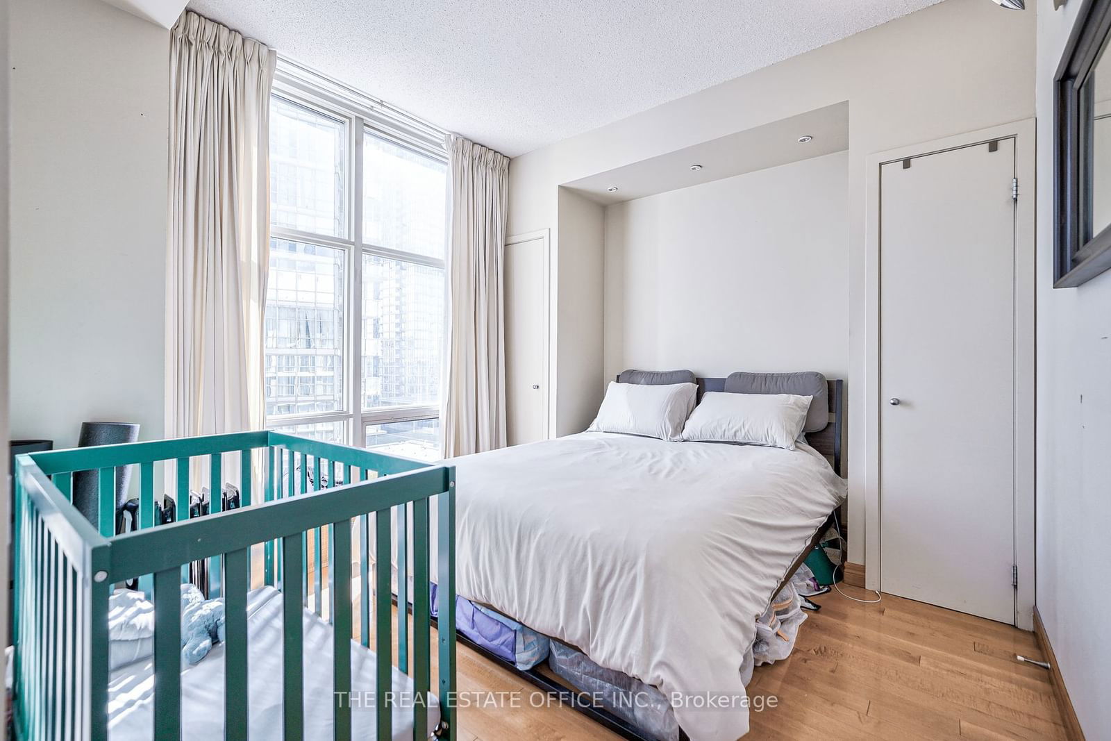 9 Spadina Ave, unit 716 for rent