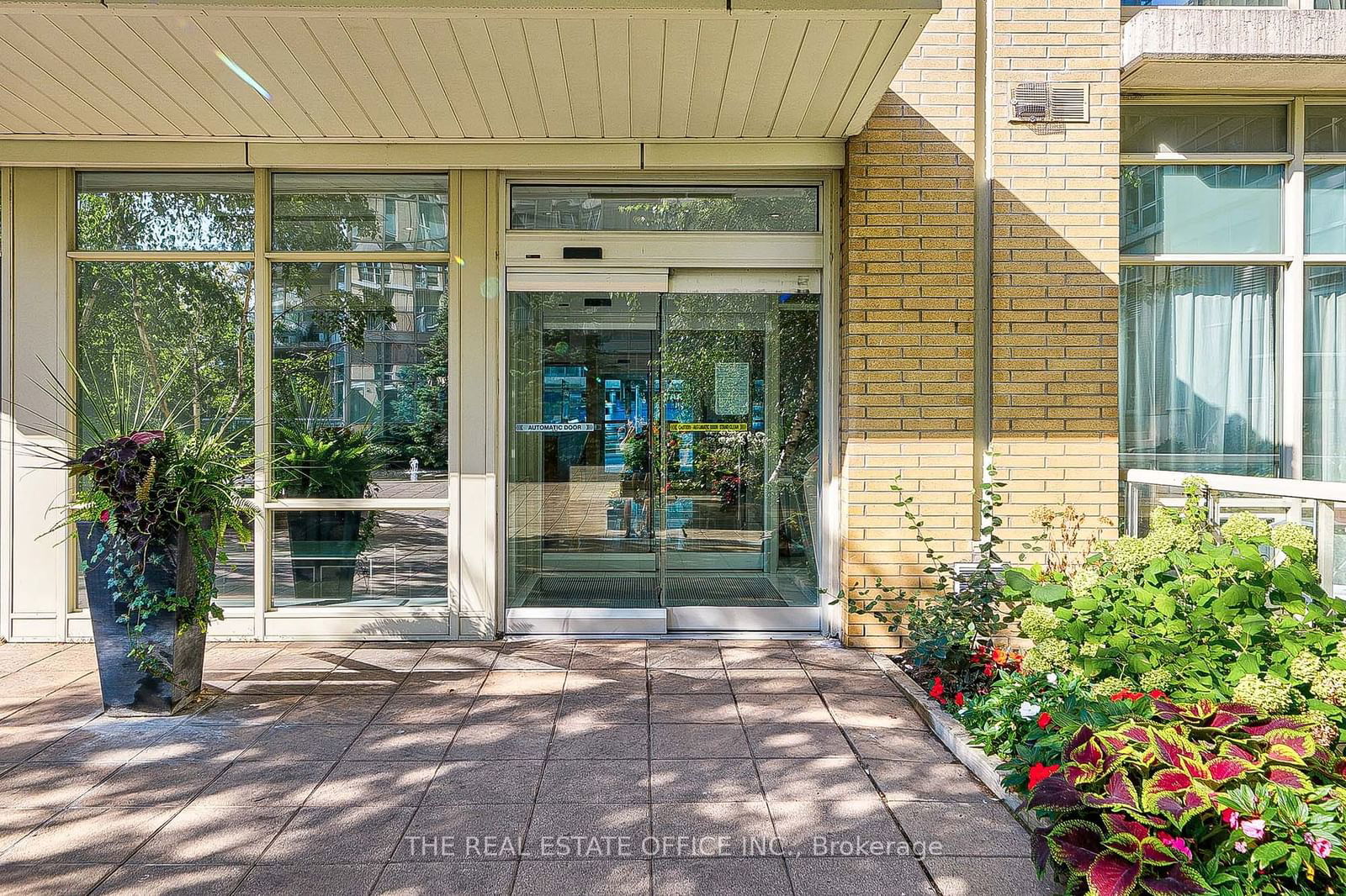 9 Spadina Ave, unit 716 for rent