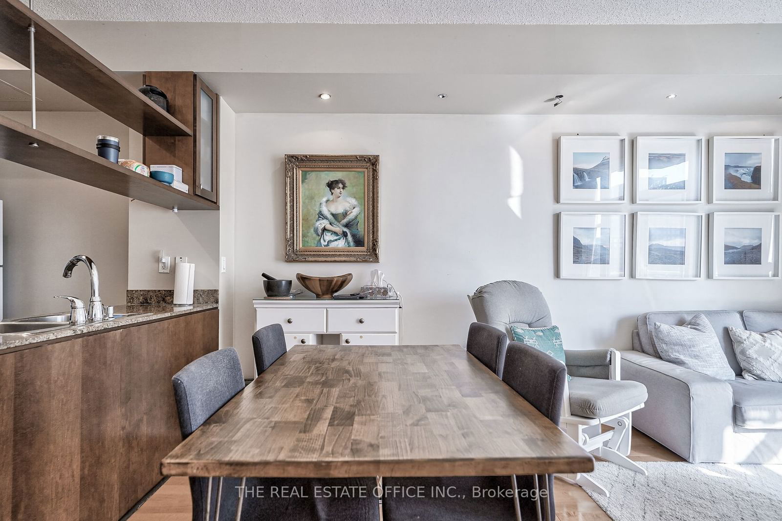 9 Spadina Ave, unit 716 for rent