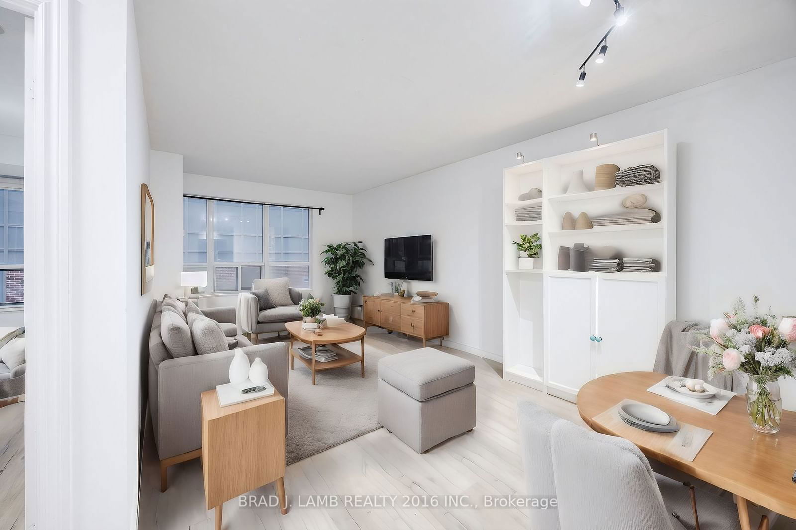 270 Wellington St W, unit 305 for sale - image #1