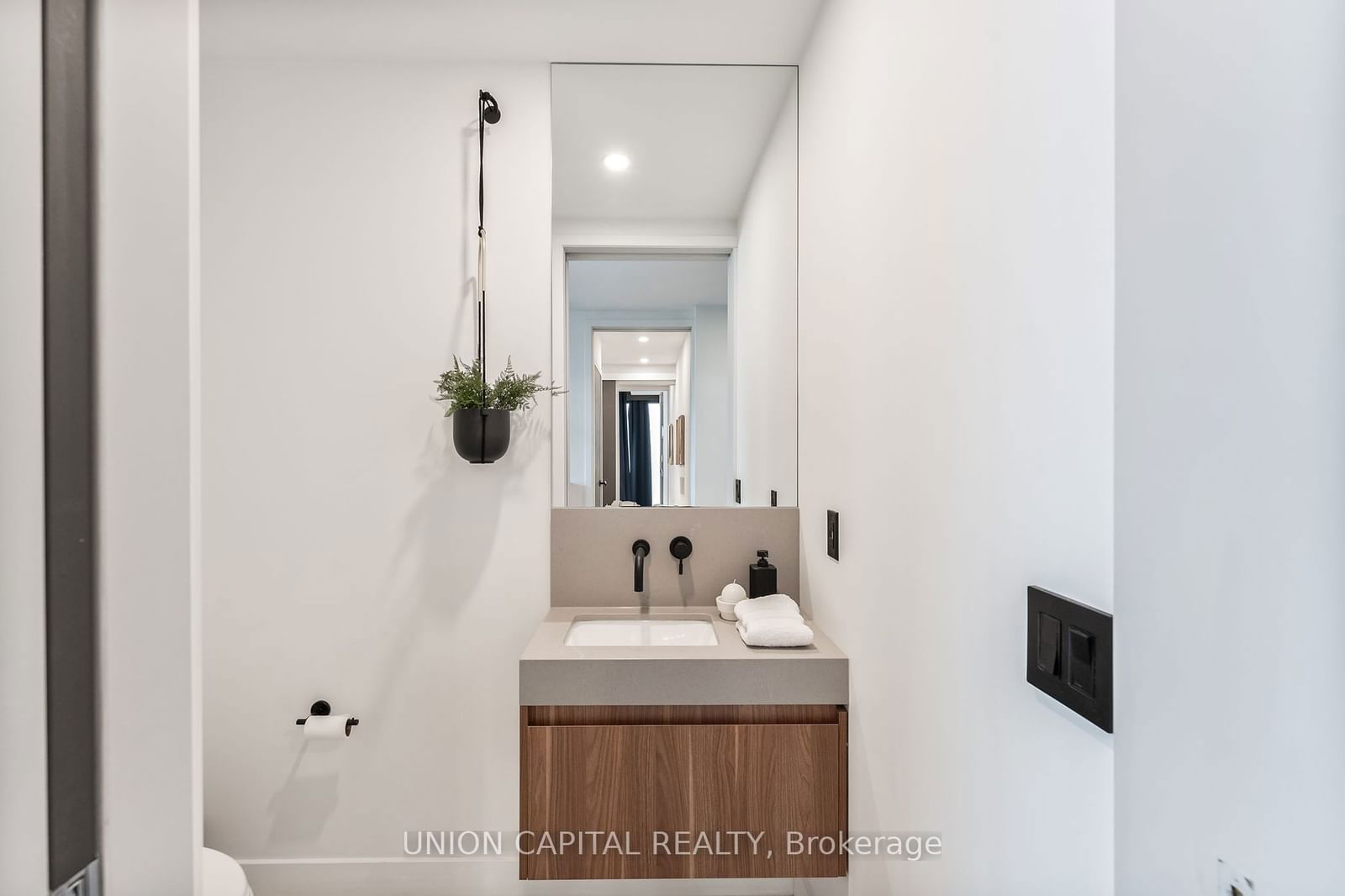 60 Bathurst St, unit 512 for sale - image #3