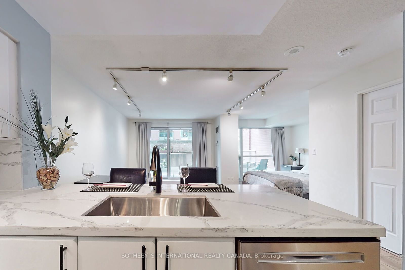 230 King St, unit 410 for rent - image #8