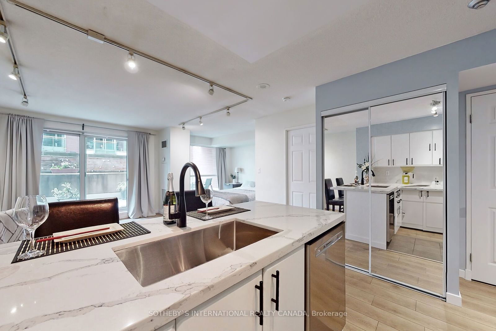 230 King St, unit 410 for rent - image #9