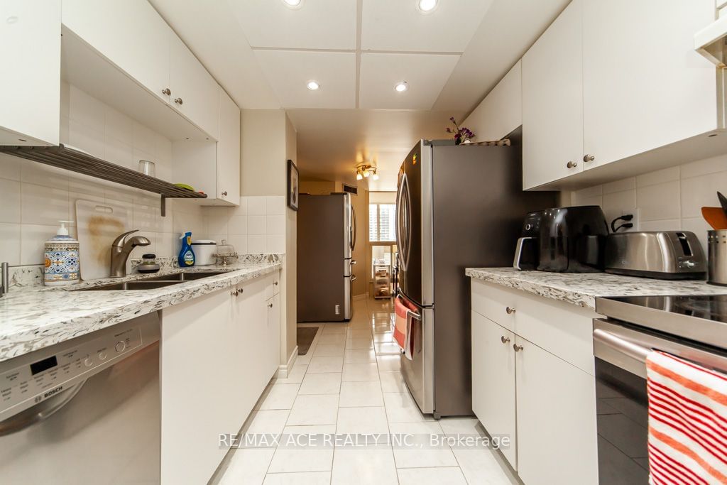 10 Kenneth Ave, unit 1801 for sale