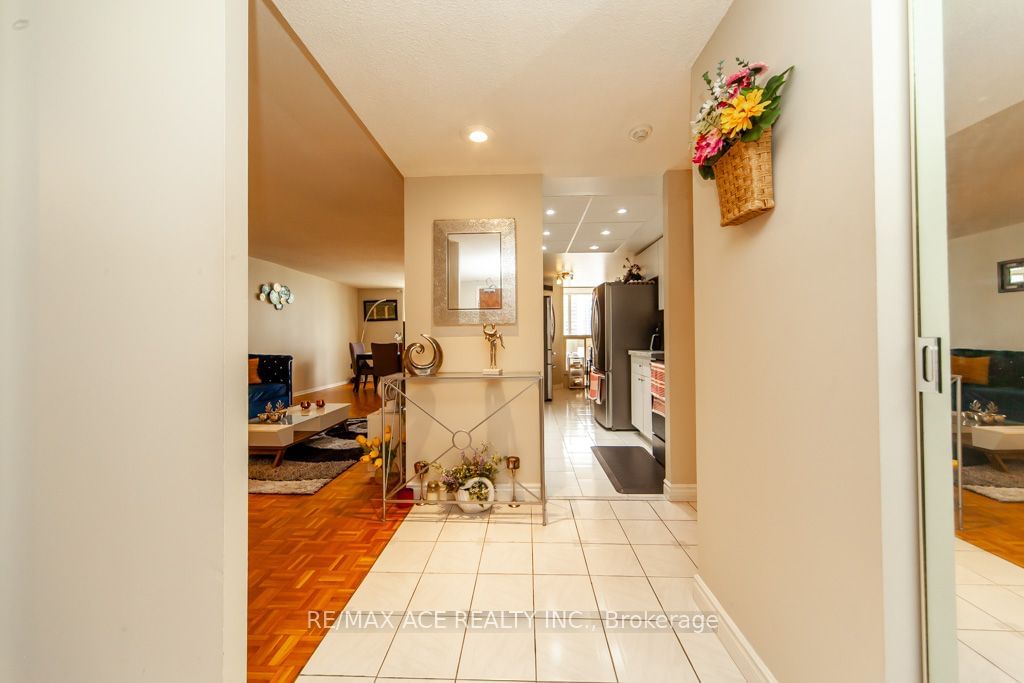 10 Kenneth Ave, unit 1801 for sale - image #5