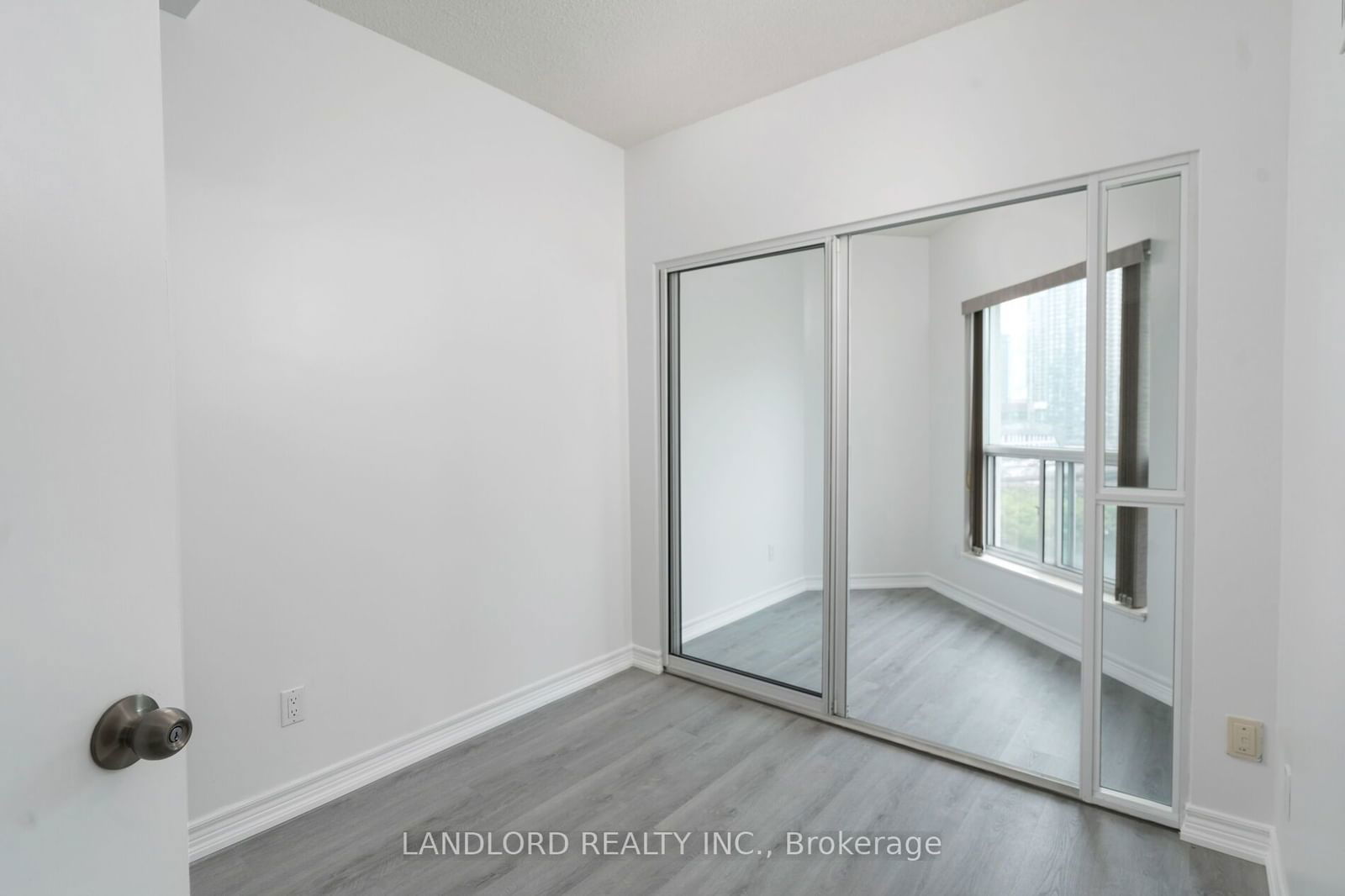 600 Queens Quay W, unit 1005 for sale