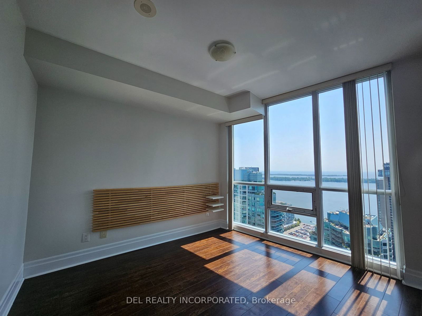 16 Harbour St, unit 3810 for rent