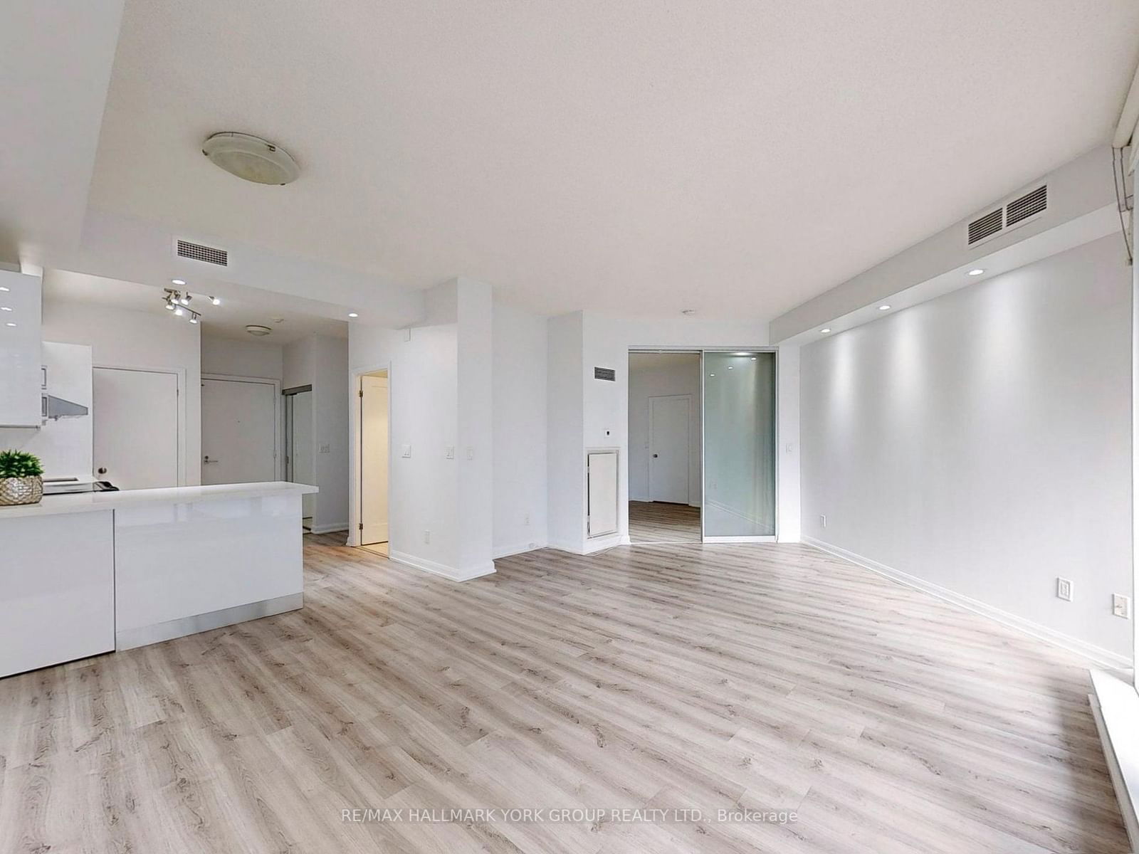 111 Elizabeth St, unit 1637 for rent - image #9