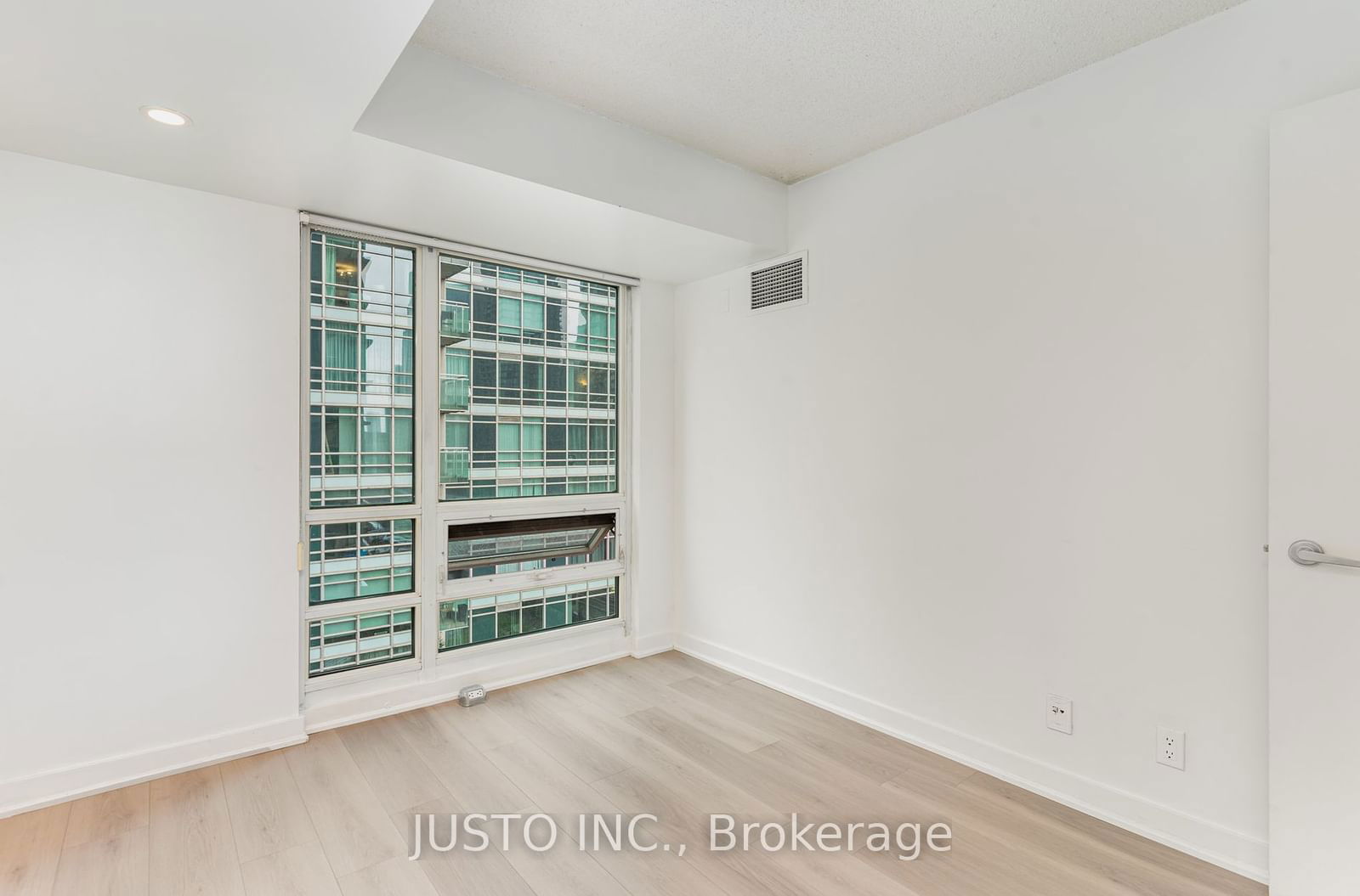 397 Front St W, unit 810 for sale