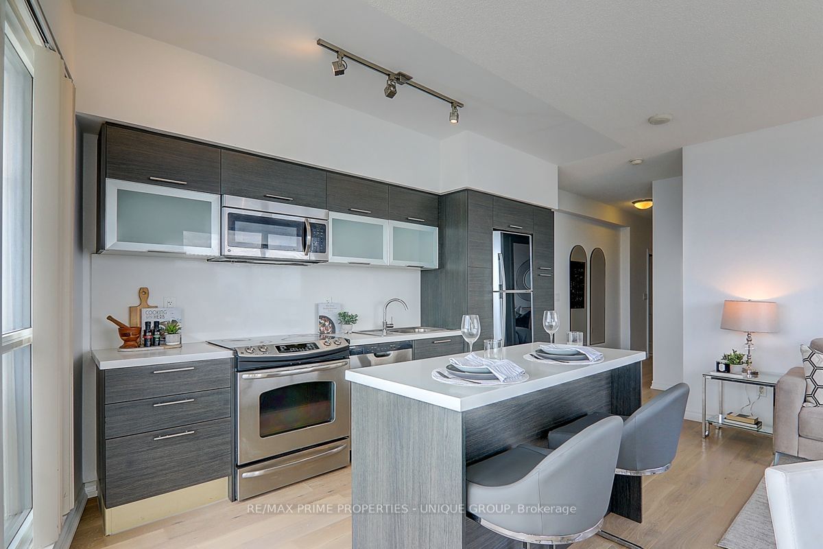 386 Yonge St, unit 5202 for sale