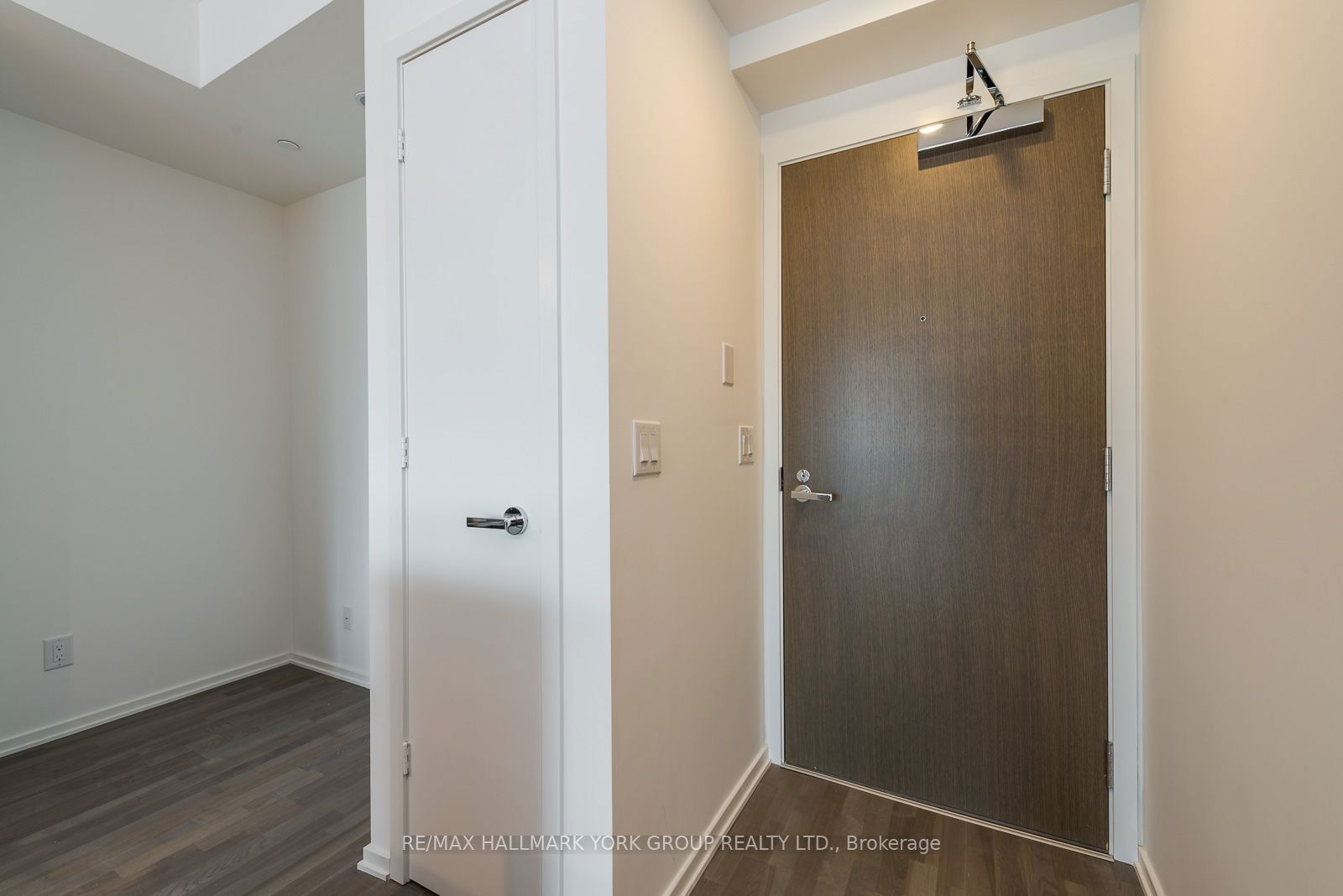 1 Bloor St E, unit 905 for sale - image #2