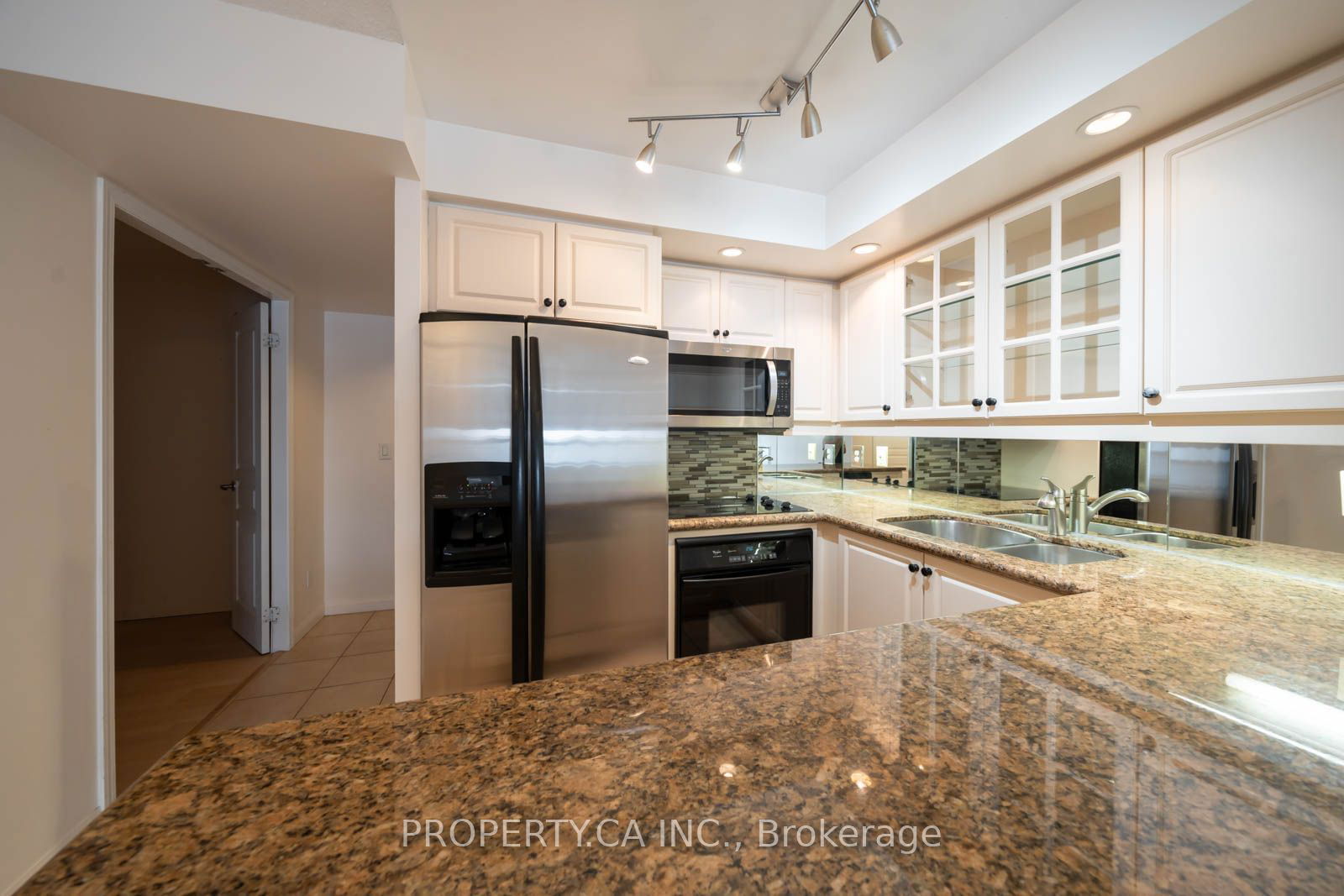 140 Simcoe St, unit 1413 for rent