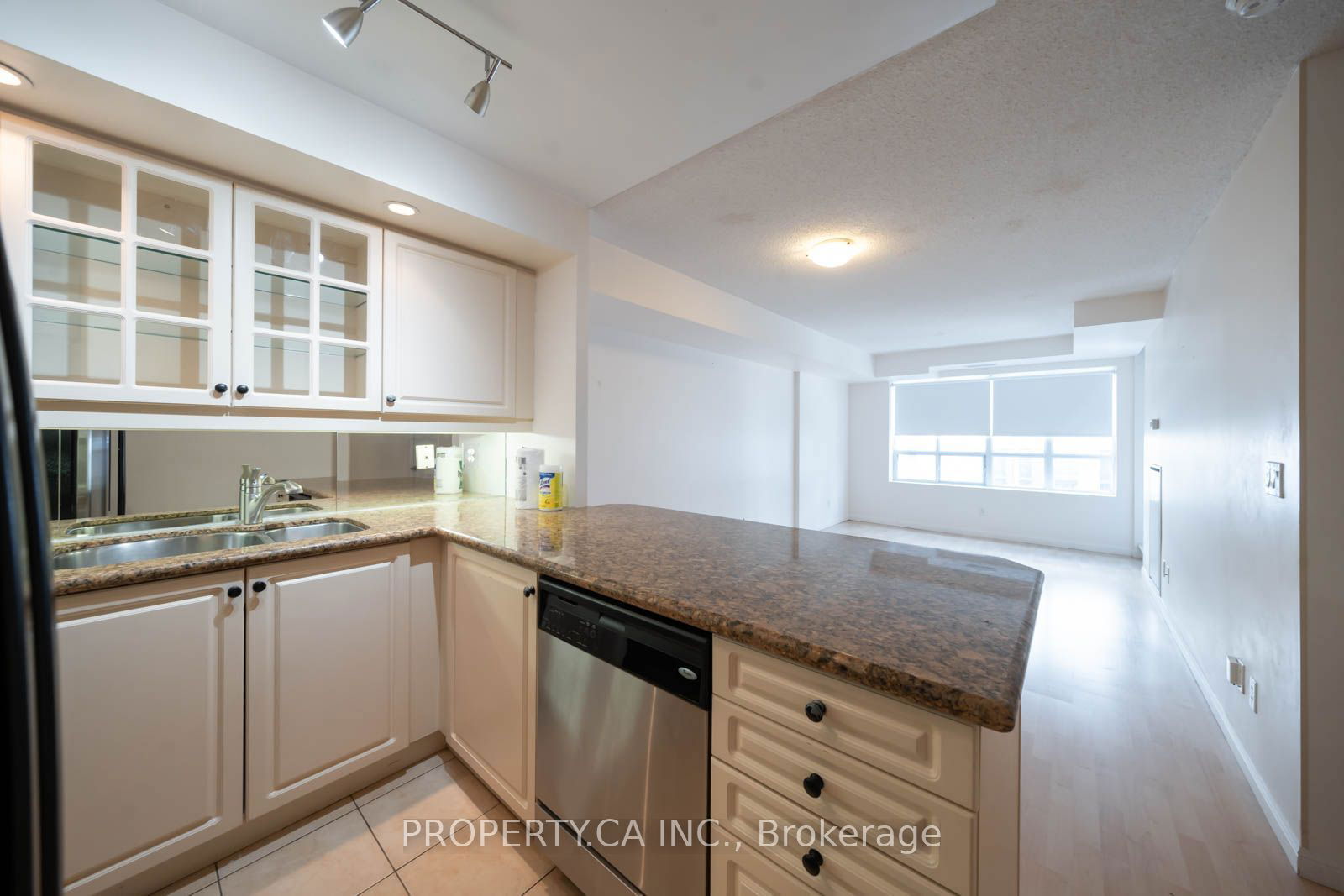 140 Simcoe St, unit 1413 for rent - image #11