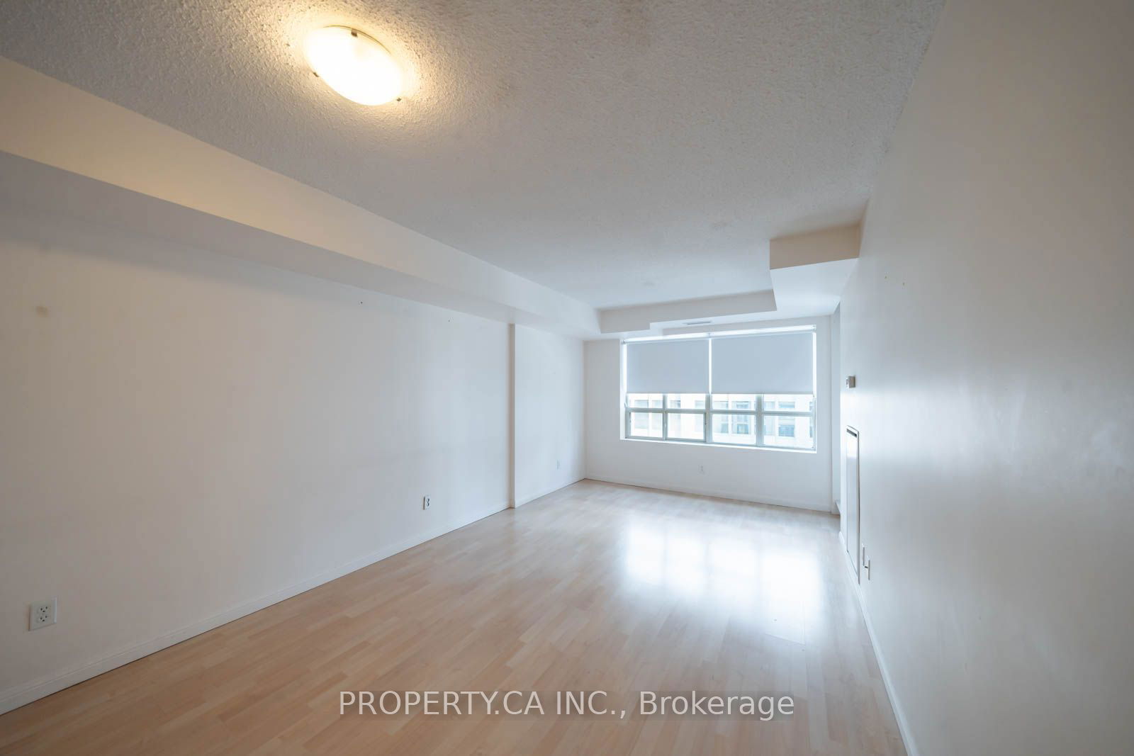 140 Simcoe St, unit 1413 for rent