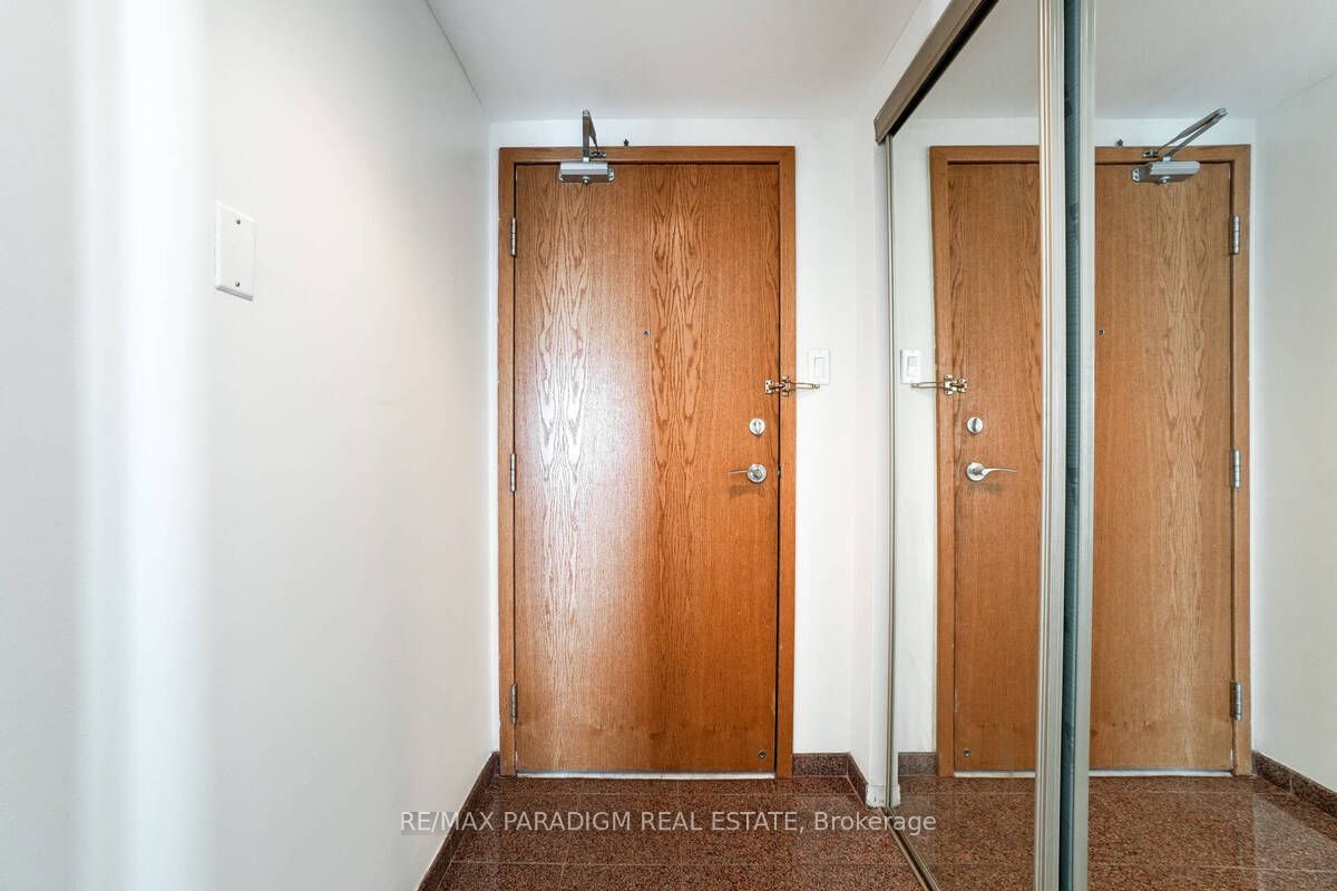 99 Harbour Sq, unit 1507 for rent - image #5