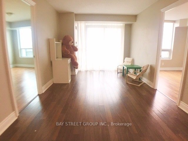 25 Greenview Ave, unit 425 for rent - image #5